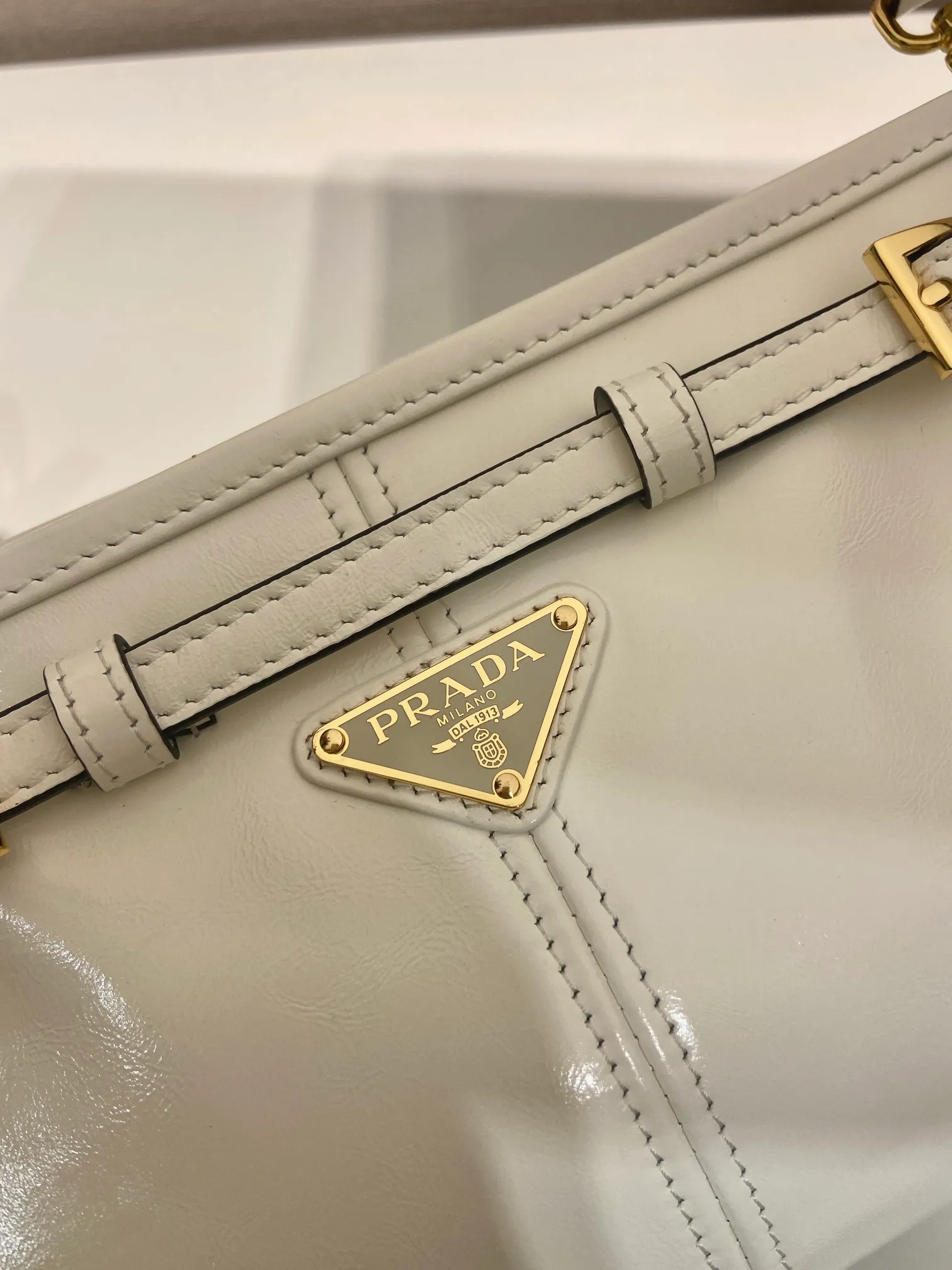 💰1640🎉LusSolf oil wax leather🎉1BA215 crossbody bag🎉 This crossbody bag is made of imported oil wax leather. The shiny color exudes a classic atmosphere. It is equipped with a detachable and adjustable long shoulder strap, which is convenient for shoulder and crossbody carry. It has a very large capacity and is easy to use. It is definitely a must-have for fashionistas. Hurry up and take this retro style crossbody bag home! Length 26x height 14x base 12cm🎉🎉🎉👏👏👏