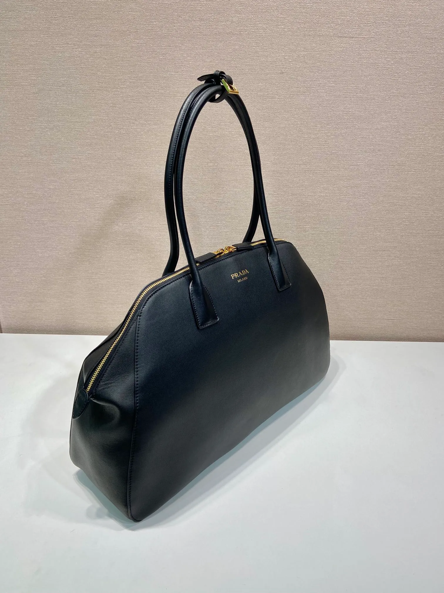💰2040🎉New style🎉1BG506🎉🎉 This leather handbag is a new interpretation of the retro silhouette, using smooth and delicate lines to show unique fashion charm. It has ample capacity and three inner pockets. Its rounded lines and exquisite details perfectly illustrate the excellent skills of the brand's craftsmen. Can be worn as a shoulder bag, it features metal hardware and an understated lettering logo, highlighting the sophistication of the accessory. Simple and elegant, it is a popular style that will never go out of style, hurry up and get it🎉🎉 Length 48x Height 30.5x Bottom 13cm🎉🎉🎉👏👏👏