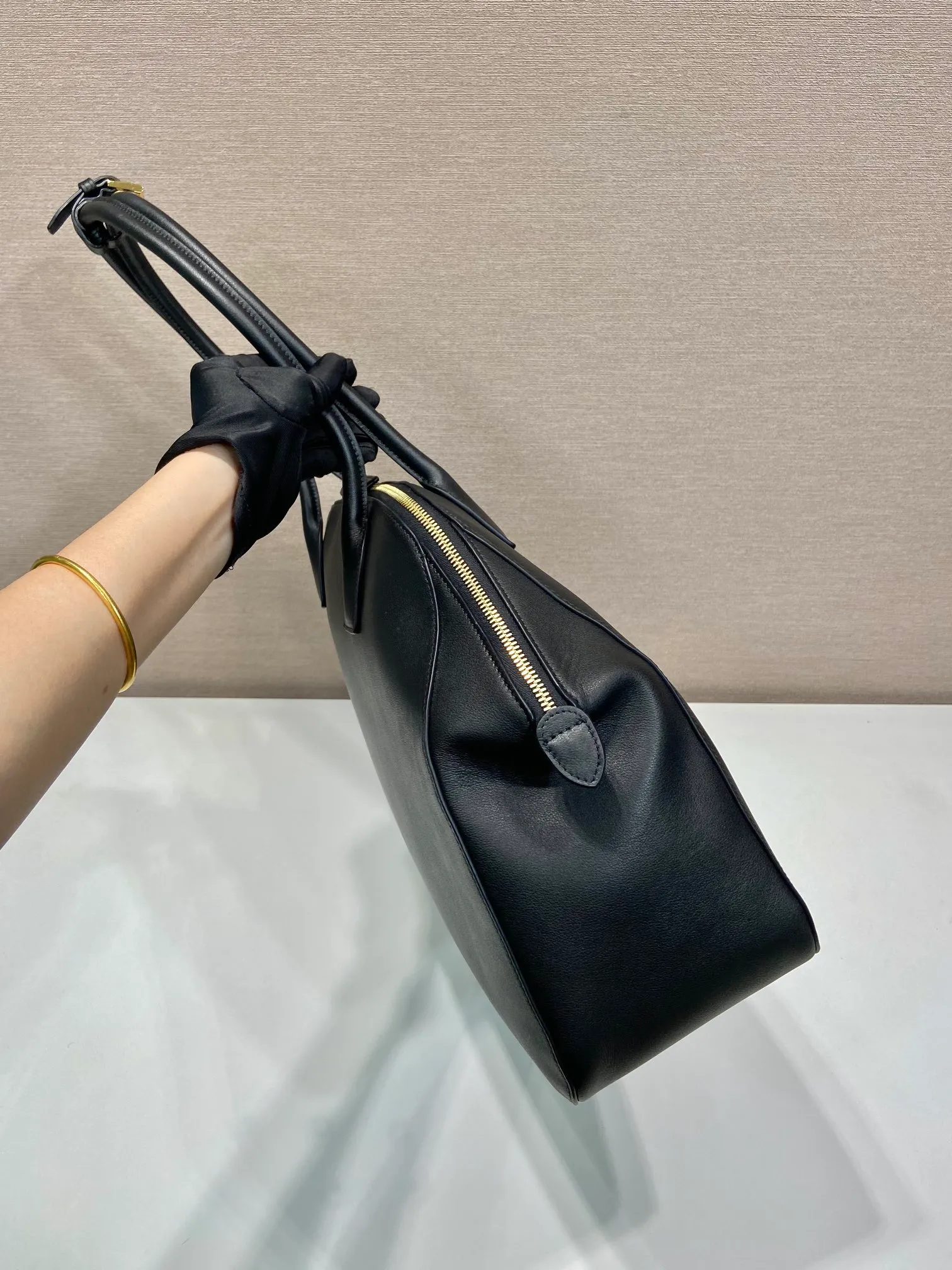 💰2040🎉New style🎉1BG506🎉🎉 This leather handbag is a new interpretation of the retro silhouette, using smooth and delicate lines to show unique fashion charm. It has ample capacity and three inner pockets. Its rounded lines and exquisite details perfectly illustrate the excellent skills of the brand's craftsmen. Can be worn as a shoulder bag, it features metal hardware and an understated lettering logo, highlighting the sophistication of the accessory. Simple and elegant, it is a popular style that will never go out of style, hurry up and get it🎉🎉 Length 48x Height 30.5x Bottom 13cm🎉🎉🎉👏👏👏