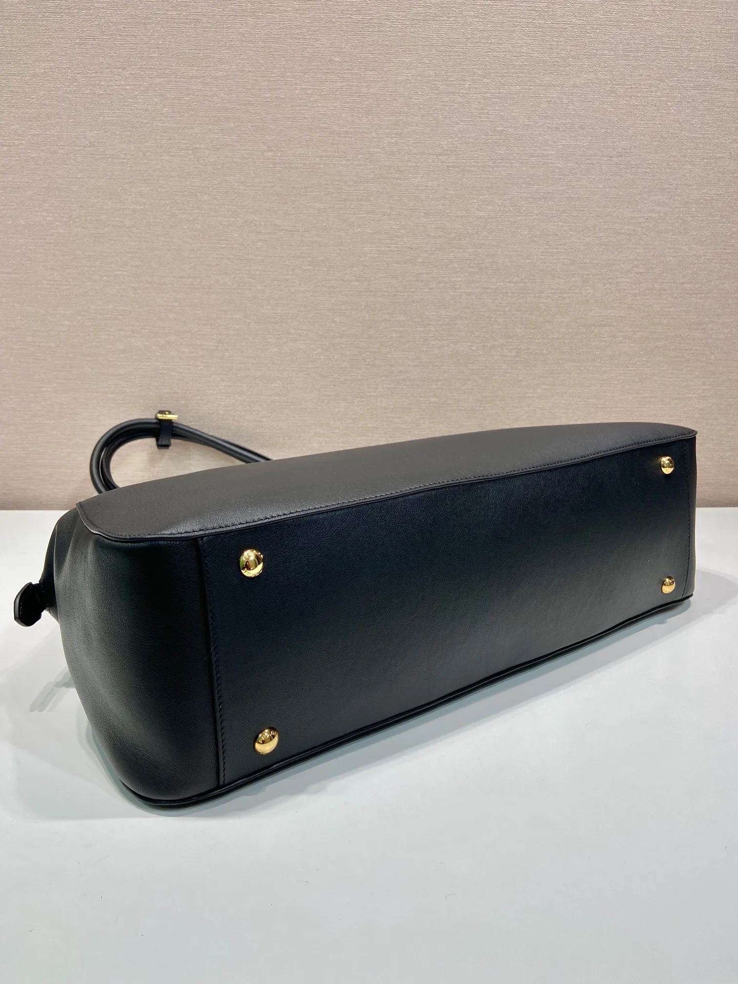 💰2040🎉New style🎉1BG506🎉🎉 This leather handbag is a new interpretation of the retro silhouette, using smooth and delicate lines to show unique fashion charm. It has ample capacity and three inner pockets. Its rounded lines and exquisite details perfectly illustrate the excellent skills of the brand's craftsmen. Can be worn as a shoulder bag, it features metal hardware and an understated lettering logo, highlighting the sophistication of the accessory. Simple and elegant, it is a popular style that will never go out of style, hurry up and get it🎉🎉 Length 48x Height 30.5x Bottom 13cm🎉🎉🎉👏👏👏