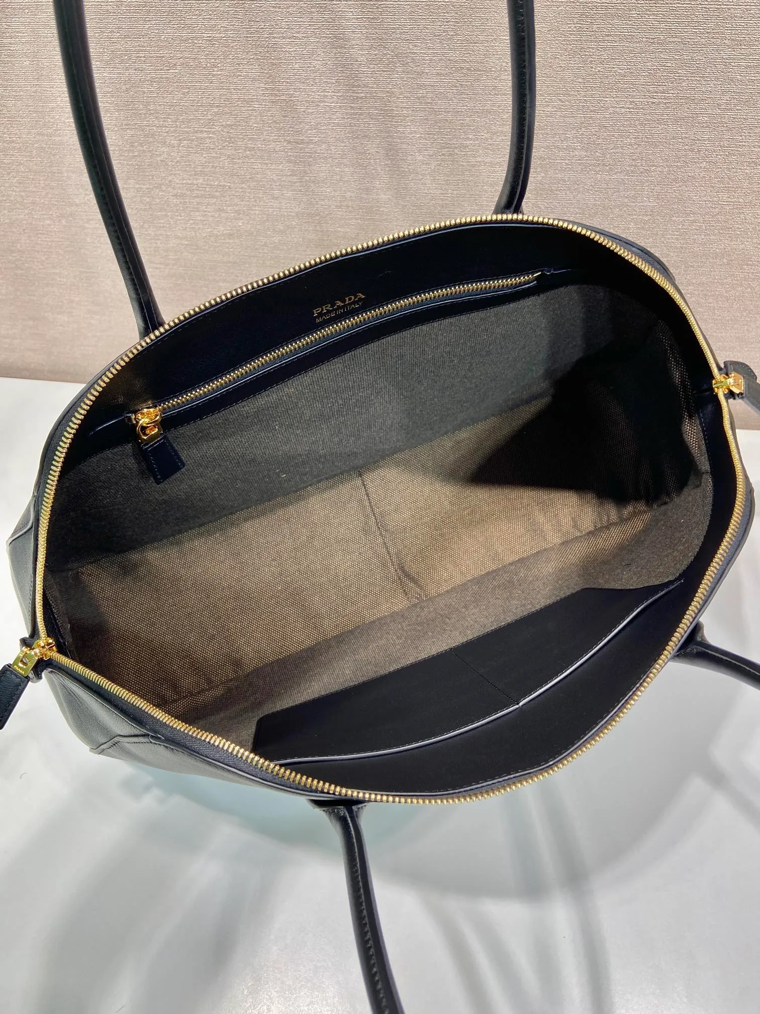 💰2040🎉New style🎉1BG506🎉🎉 This leather handbag is a new interpretation of the retro silhouette, using smooth and delicate lines to show unique fashion charm. It has ample capacity and three inner pockets. Its rounded lines and exquisite details perfectly illustrate the excellent skills of the brand's craftsmen. Can be worn as a shoulder bag, it features metal hardware and an understated lettering logo, highlighting the sophistication of the accessory. Simple and elegant, it is a popular style that will never go out of style, hurry up and get it🎉🎉 Length 48x Height 30.5x Bottom 13cm🎉🎉🎉👏👏👏