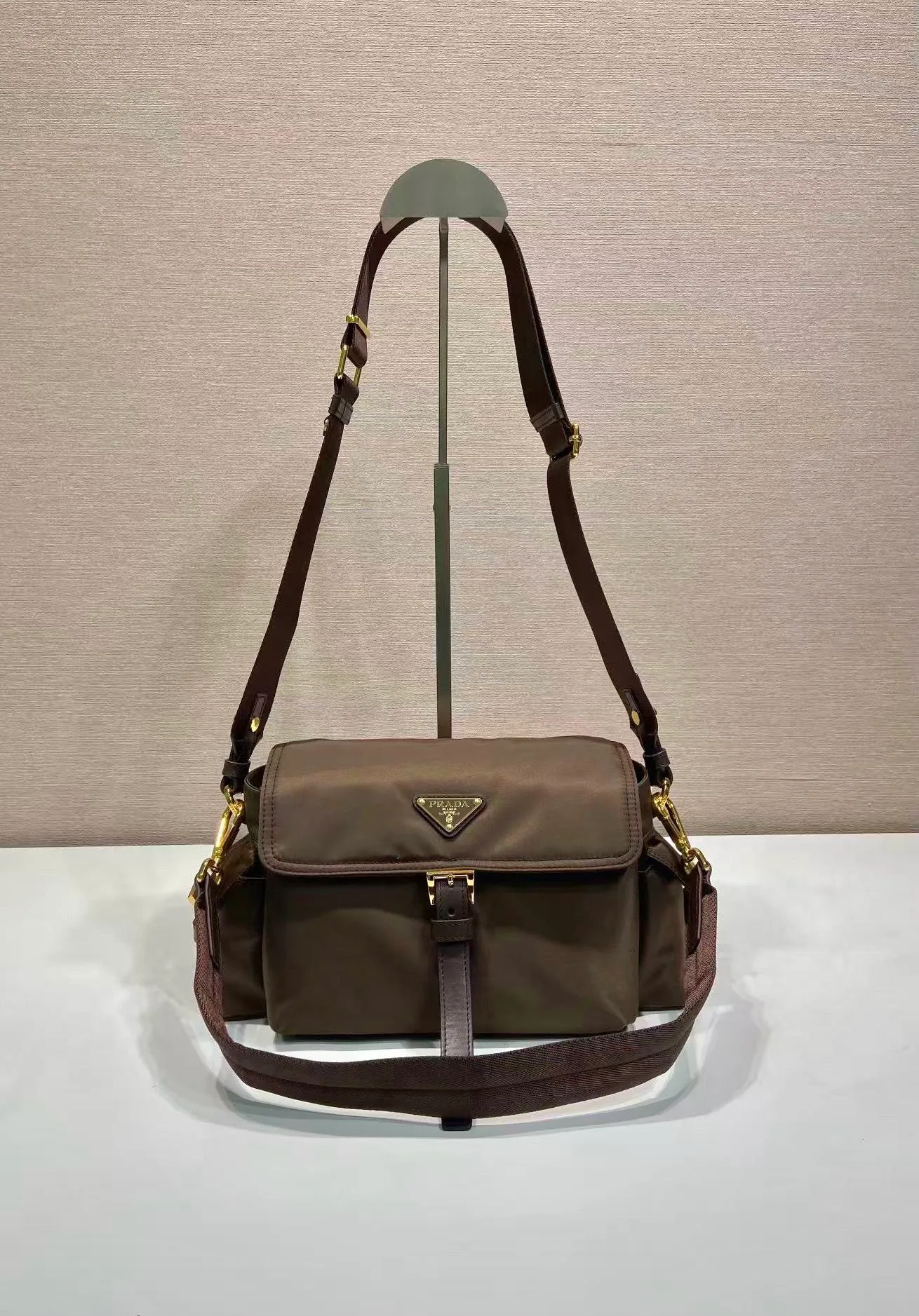 💰1240🎉New messenger bag🎉1BD394 small🎉🎉 This handbag perfectly combines sophistication and functionality. It is made of regenerated nylon material, has a soft outline and is equipped with multiple pockets. Combining sporty and versatile elements, the lightweight and practical design features an enameled triangle metal logo and leather details. Equipped with 2 detachable shoulder straps, large capacity, perfect, and a popular style that will never go out of style. The large size is suitable for both men and women, so hurry up and get it🎉🎉 Length 30x Height 14x Bottom 10cm🎉🎉🎉💰💰💰