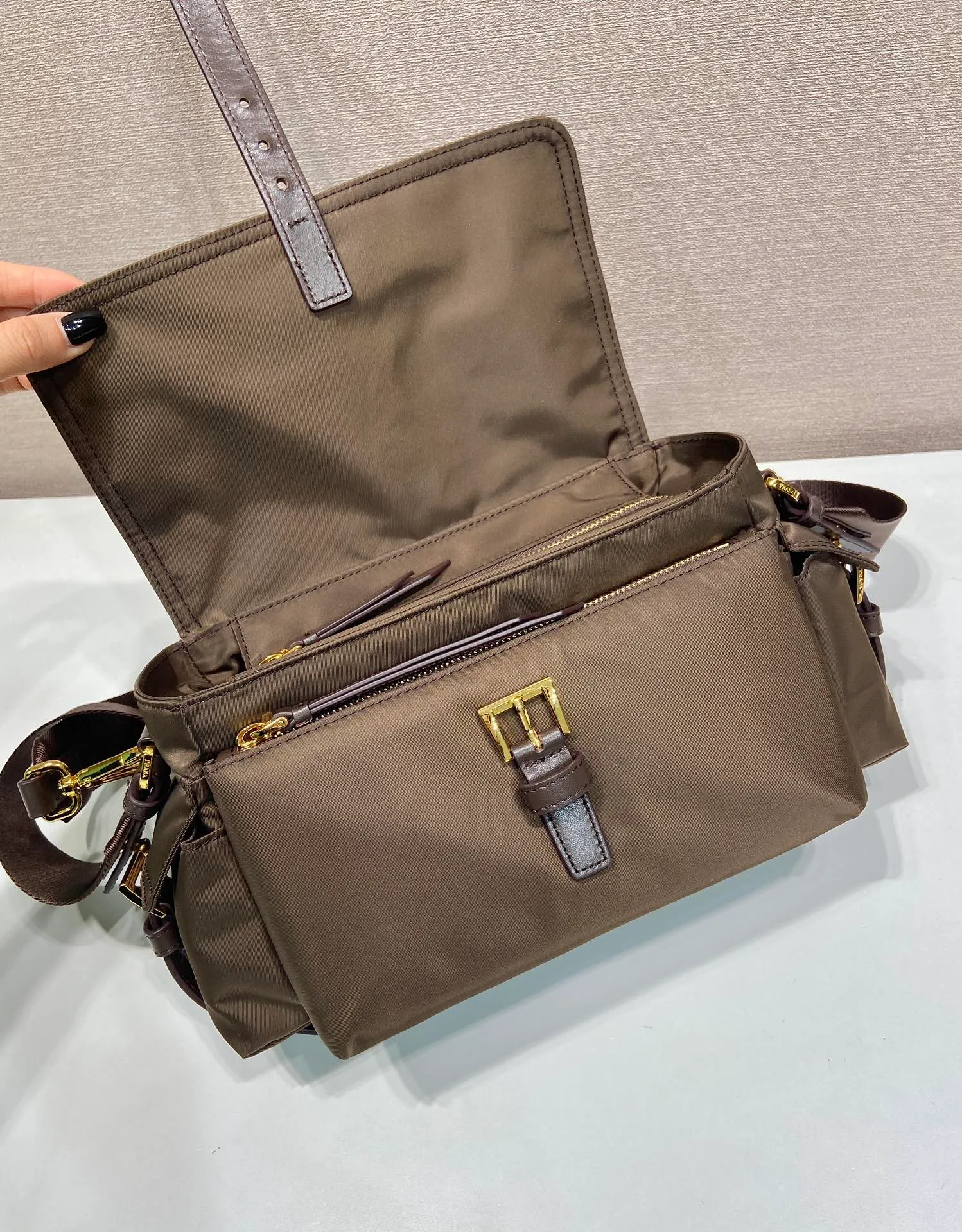 💰1240🎉New messenger bag🎉1BD394 small🎉🎉 This handbag perfectly combines sophistication and functionality. It is made of regenerated nylon material, has a soft outline and is equipped with multiple pockets. Combining sporty and versatile elements, the lightweight and practical design features an enameled triangle metal logo and leather details. Equipped with 2 detachable shoulder straps, large capacity, perfect, and a popular style that will never go out of style. The large size is suitable for both men and women, so hurry up and get it🎉🎉 Length 30x Height 14x Bottom 10cm🎉🎉🎉💰💰💰