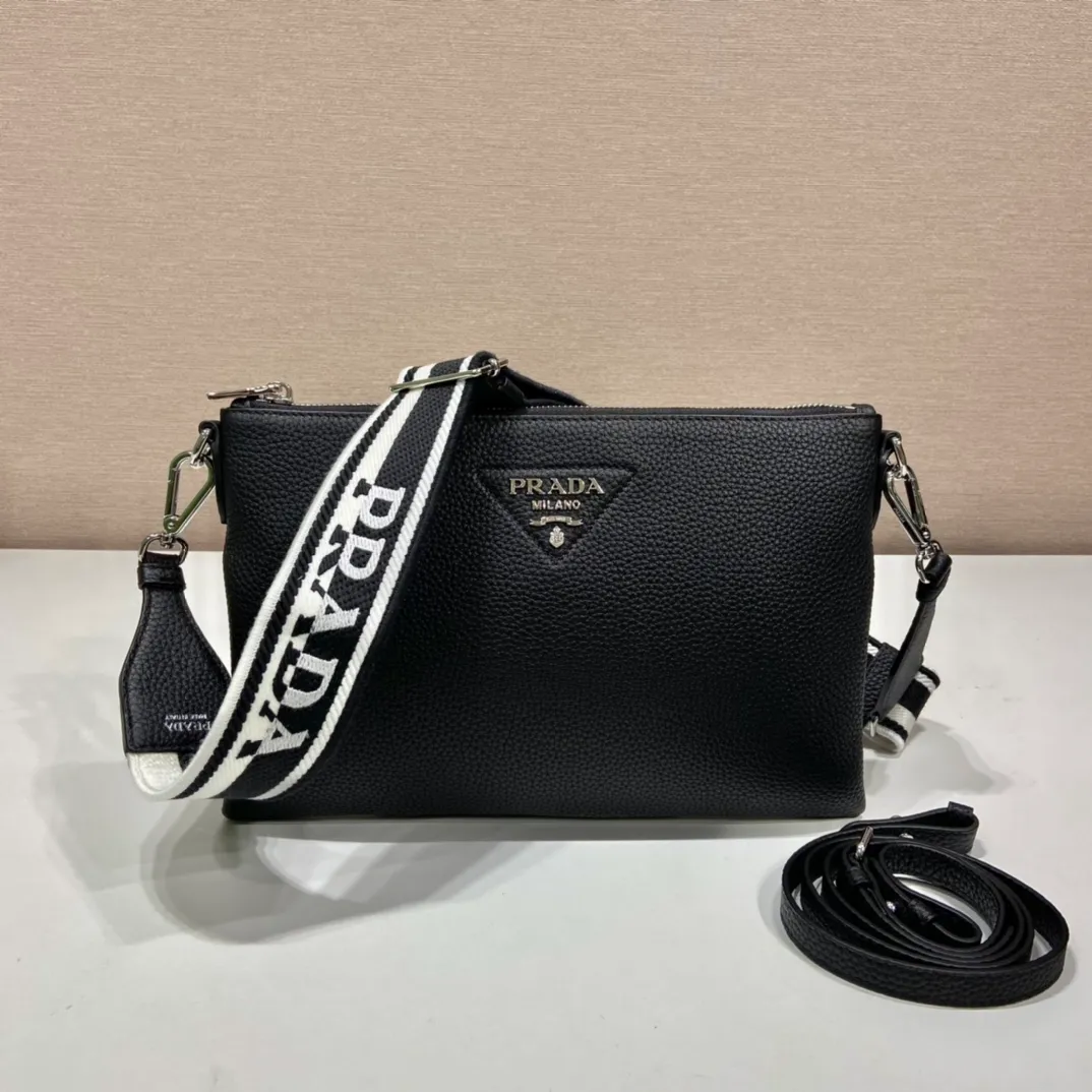 💰1560🎉New double shoulder straps🎉1BH050 double shoulder straps🎉 This double shoulder strap is made of imported deerskin grain cowhide and equipped with two interchangeable and adjustable long shoulder straps. The combination of fabric webbing and cowhide is so perfect😘, versatile for mixing and matching different clothes on different occasions😘, large capacity, super slim design, super soft to the touch🎉Hurry up and get it🎉 Length 30x Height 19.5cm
