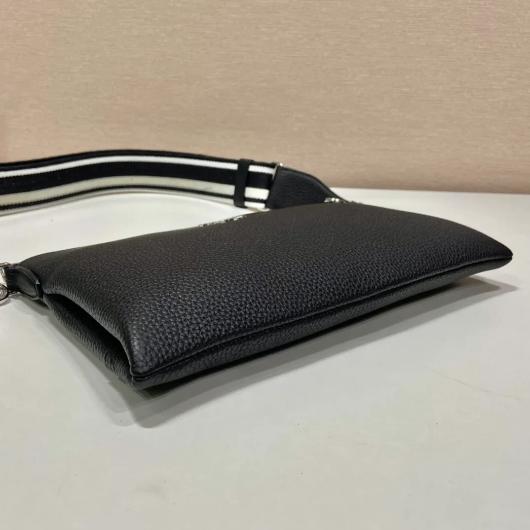 💰1560🎉New double shoulder straps🎉1BH050 double shoulder straps🎉 This double shoulder strap is made of imported deerskin grain cowhide and equipped with two interchangeable and adjustable long shoulder straps. The combination of fabric webbing and cowhide is so perfect😘, versatile for mixing and matching different clothes on different occasions😘, large capacity, super slim design, super soft to the touch🎉Hurry up and get it🎉 Length 30x Height 19.5cm