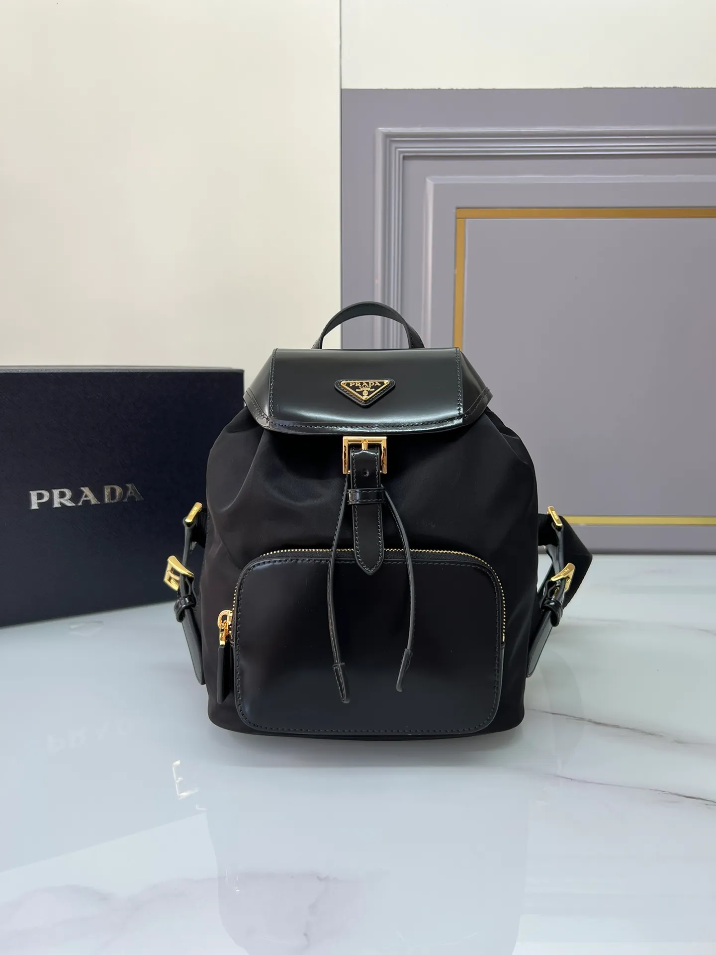 💰1260, this backpack combines several elements, imported nylon fabric and glossy cowhide 🎉Top metal hardware accessories. Elegant and versatile, it features an exterior zip pocket and is embellished with the signature enameled triangle metal logo. Another backpack that will never go out of style. beauties. Hurry up and get it🎉🎉 Length 20.5x Height 25x Bottom 11.5cm🎁