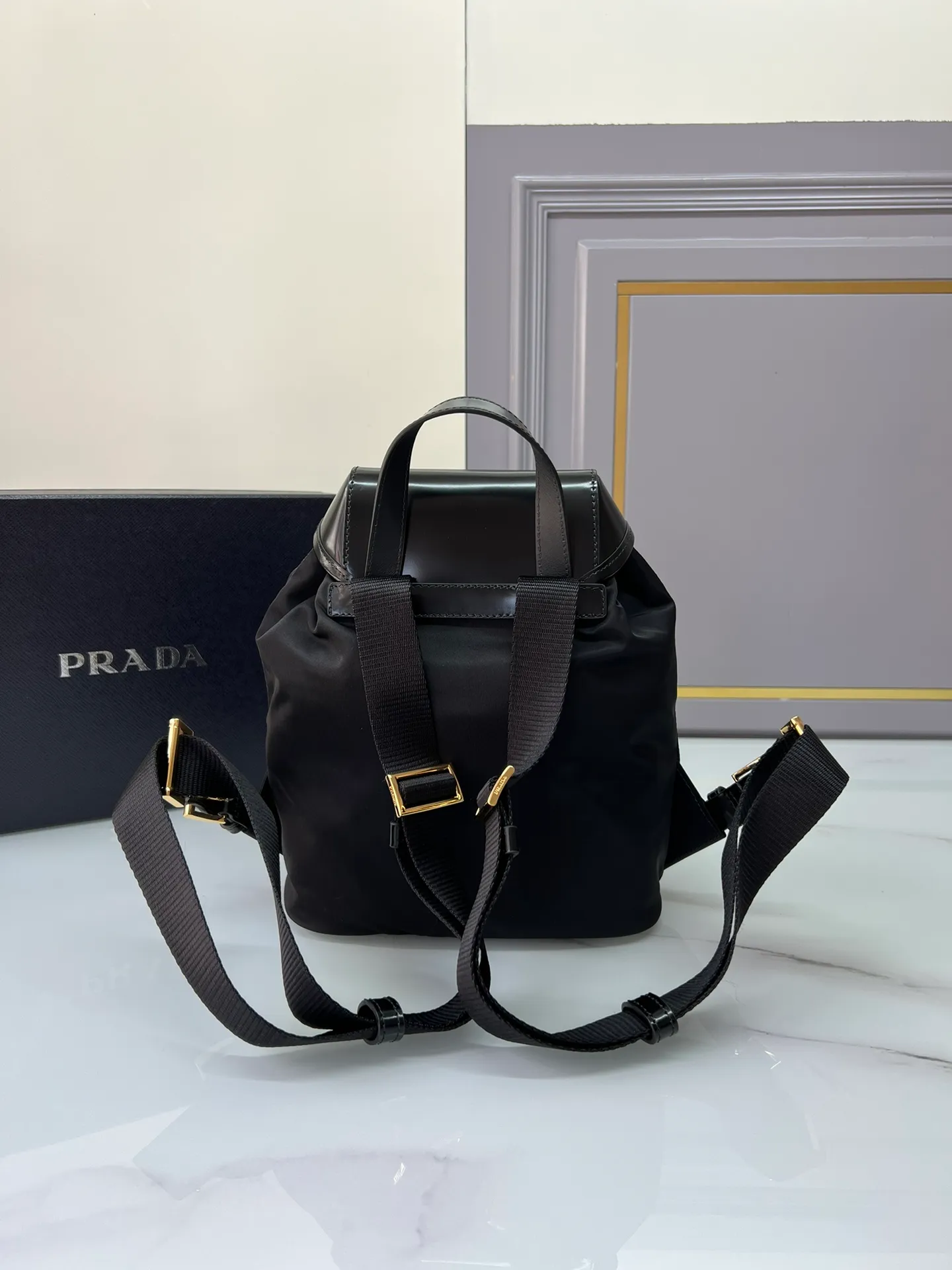 💰1260, this backpack combines several elements, imported nylon fabric and glossy cowhide 🎉Top metal hardware accessories. Elegant and versatile, it features an exterior zip pocket and is embellished with the signature enameled triangle metal logo. Another backpack that will never go out of style. beauties. Hurry up and get it🎉🎉 Length 20.5x Height 25x Bottom 11.5cm🎁