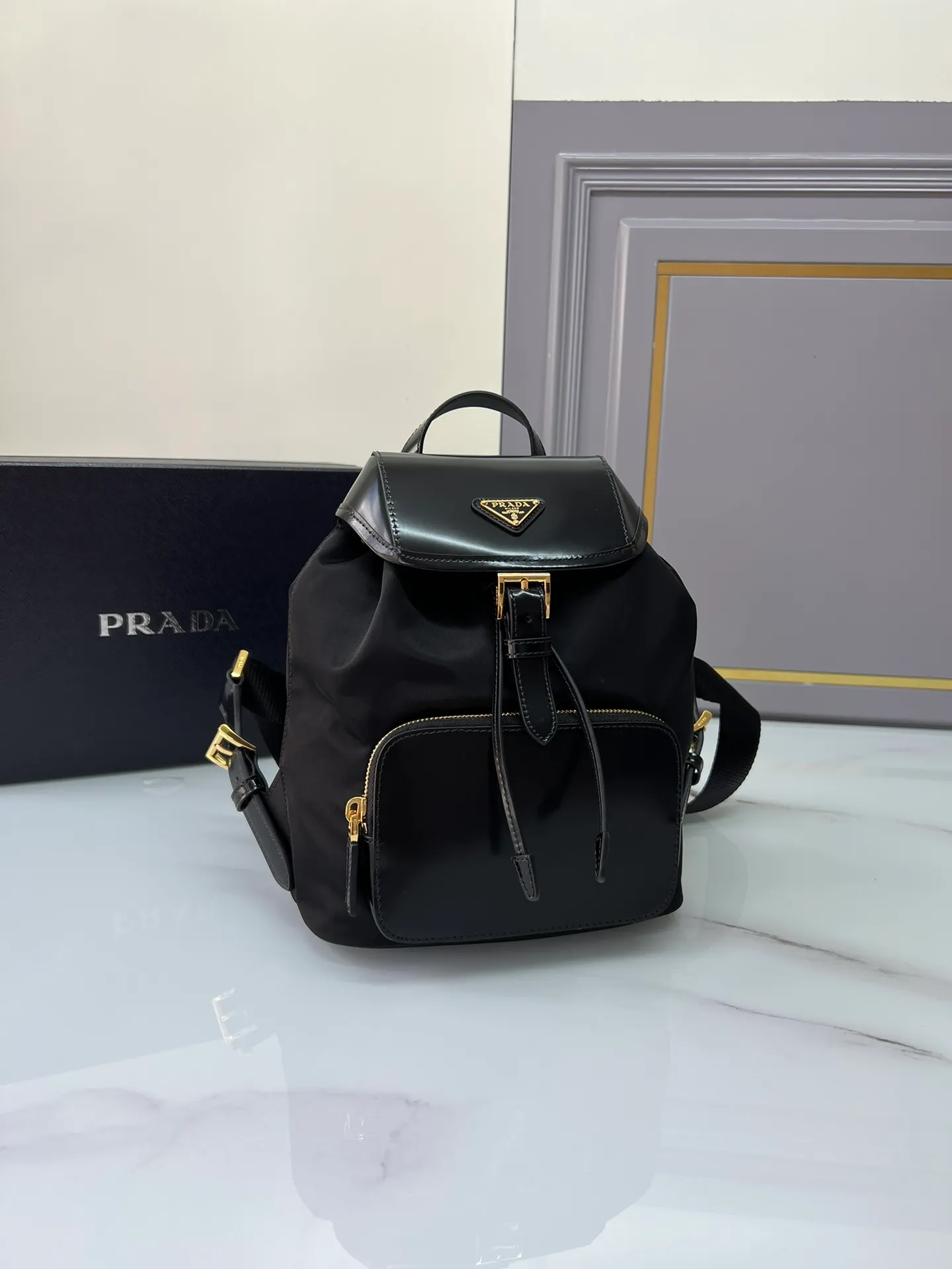 💰1260, this backpack combines several elements, imported nylon fabric and glossy cowhide 🎉Top metal hardware accessories. Elegant and versatile, it features an exterior zip pocket and is embellished with the signature enameled triangle metal logo. Another backpack that will never go out of style. beauties. Hurry up and get it🎉🎉 Length 20.5x Height 25x Bottom 11.5cm🎁