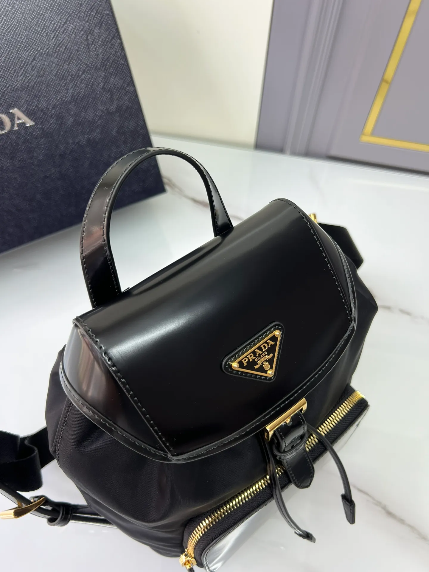 💰1260, this backpack combines several elements, imported nylon fabric and glossy cowhide 🎉Top metal hardware accessories. Elegant and versatile, it features an exterior zip pocket and is embellished with the signature enameled triangle metal logo. Another backpack that will never go out of style. beauties. Hurry up and get it🎉🎉 Length 20.5x Height 25x Bottom 11.5cm🎁