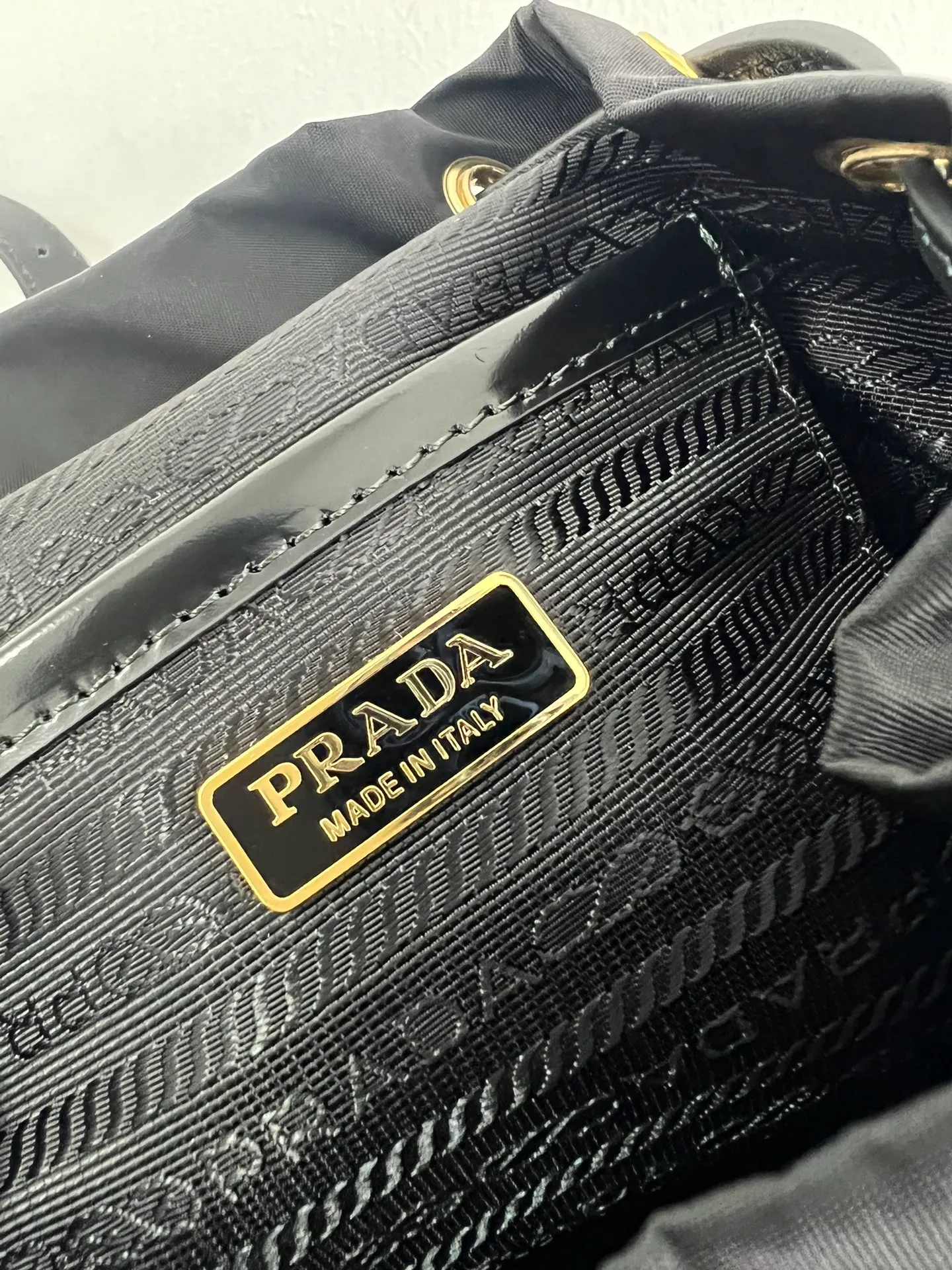 💰1260, this backpack combines several elements, imported nylon fabric and glossy cowhide 🎉Top metal hardware accessories. Elegant and versatile, it features an exterior zip pocket and is embellished with the signature enameled triangle metal logo. Another backpack that will never go out of style. beauties. Hurry up and get it🎉🎉 Length 20.5x Height 25x Bottom 11.5cm🎁