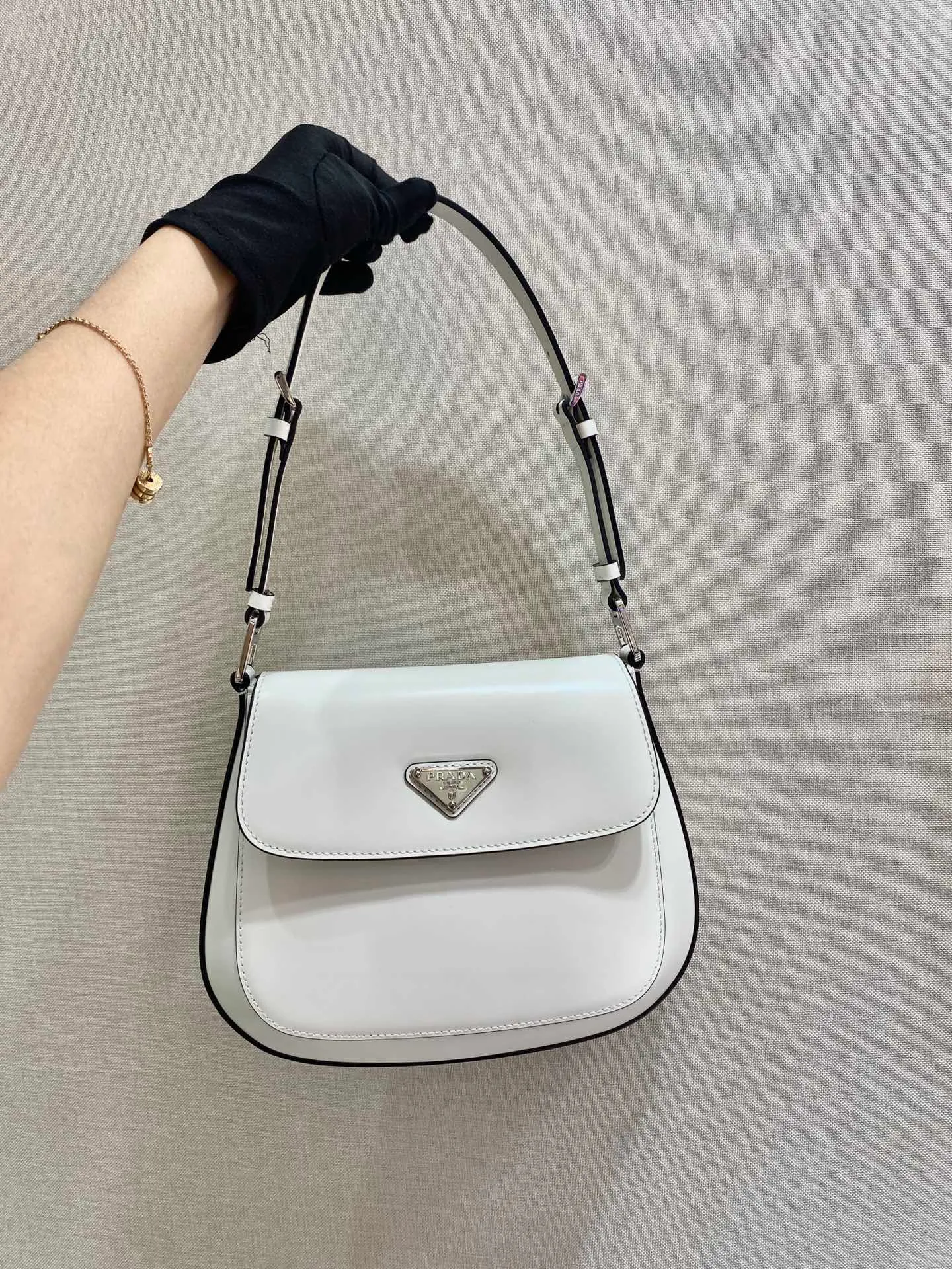 💰1320🎉Large Flap/Double Shoulder Straps🎉New Second-hand Underarm Bag/Large Flap😘😘 This year’s popular flip-top second-hand armpit bag has always been very popular. This double shoulder strap design is so practical👏It can be carried on the shoulder/crossbody, I love it😘, the whole leather is delicate and smooth, the special-shaped bag design is cool and fashionable, the capacity is sufficient, and it is light and can be packed It’s perfect without being outdated. It has a retro-feel concave shape. Another popular model for internet celebrities🙊🙊 Style number: 1BD303, length 24x height 19x bottom 6cm