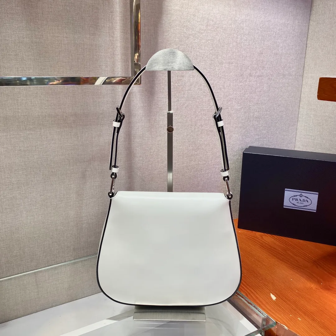💰1320🎉Large Flap/Double Shoulder Straps🎉New Second-hand Underarm Bag/Large Flap😘😘 This year’s popular flip-top second-hand armpit bag has always been very popular. This double shoulder strap design is so practical👏It can be carried on the shoulder/crossbody, I love it😘, the whole leather is delicate and smooth, the special-shaped bag design is cool and fashionable, the capacity is sufficient, and it is light and can be packed It’s perfect without being outdated. It has a retro-feel concave shape. Another popular model for internet celebrities🙊🙊 Style number: 1BD303, length 24x height 19x bottom 6cm