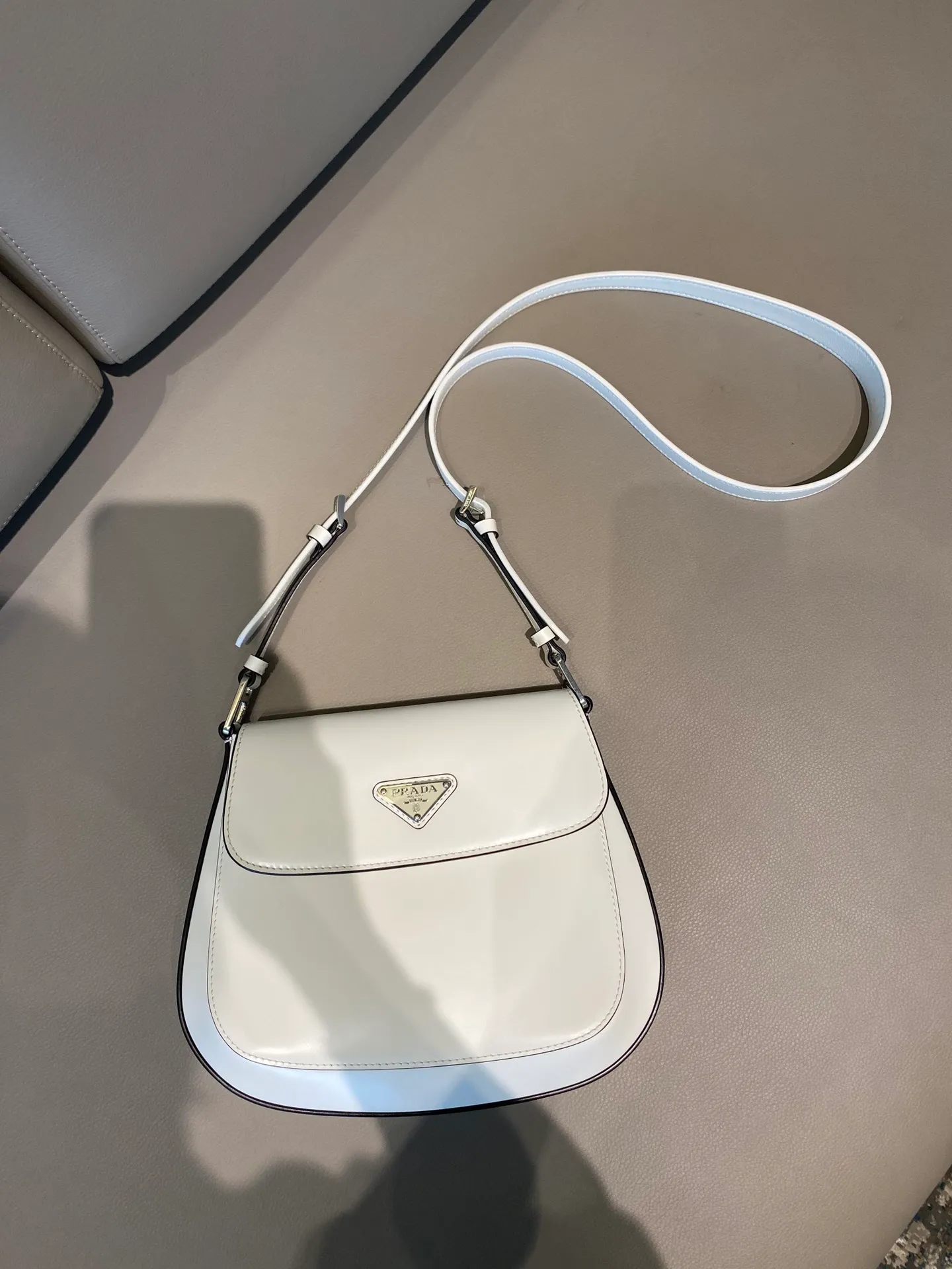 💰1320🎉Large Flap/Double Shoulder Straps🎉New Second-hand Underarm Bag/Large Flap😘😘 This year’s popular flip-top second-hand armpit bag has always been very popular. This double shoulder strap design is so practical👏It can be carried on the shoulder/crossbody, I love it😘, the whole leather is delicate and smooth, the special-shaped bag design is cool and fashionable, the capacity is sufficient, and it is light and can be packed It’s perfect without being outdated. It has a retro-feel concave shape. Another popular model for internet celebrities🙊🙊 Style number: 1BD303, length 24x height 19x bottom 6cm
