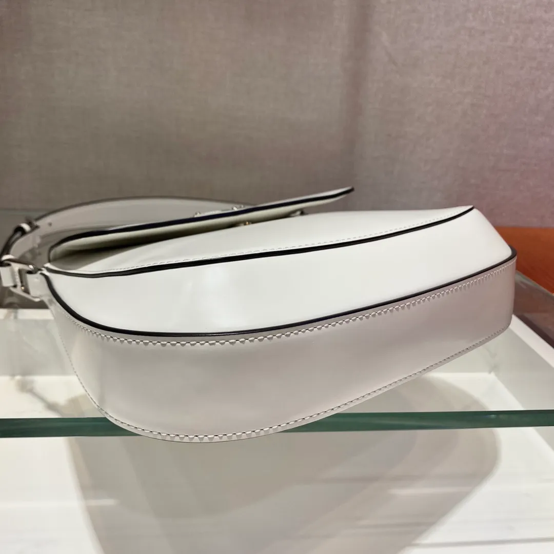 💰1320🎉Large Flap/Double Shoulder Straps🎉New Second-hand Underarm Bag/Large Flap😘😘 This year’s popular flip-top second-hand armpit bag has always been very popular. This double shoulder strap design is so practical👏It can be carried on the shoulder/crossbody, I love it😘, the whole leather is delicate and smooth, the special-shaped bag design is cool and fashionable, the capacity is sufficient, and it is light and can be packed It’s perfect without being outdated. It has a retro-feel concave shape. Another popular model for internet celebrities🙊🙊 Style number: 1BD303, length 24x height 19x bottom 6cm