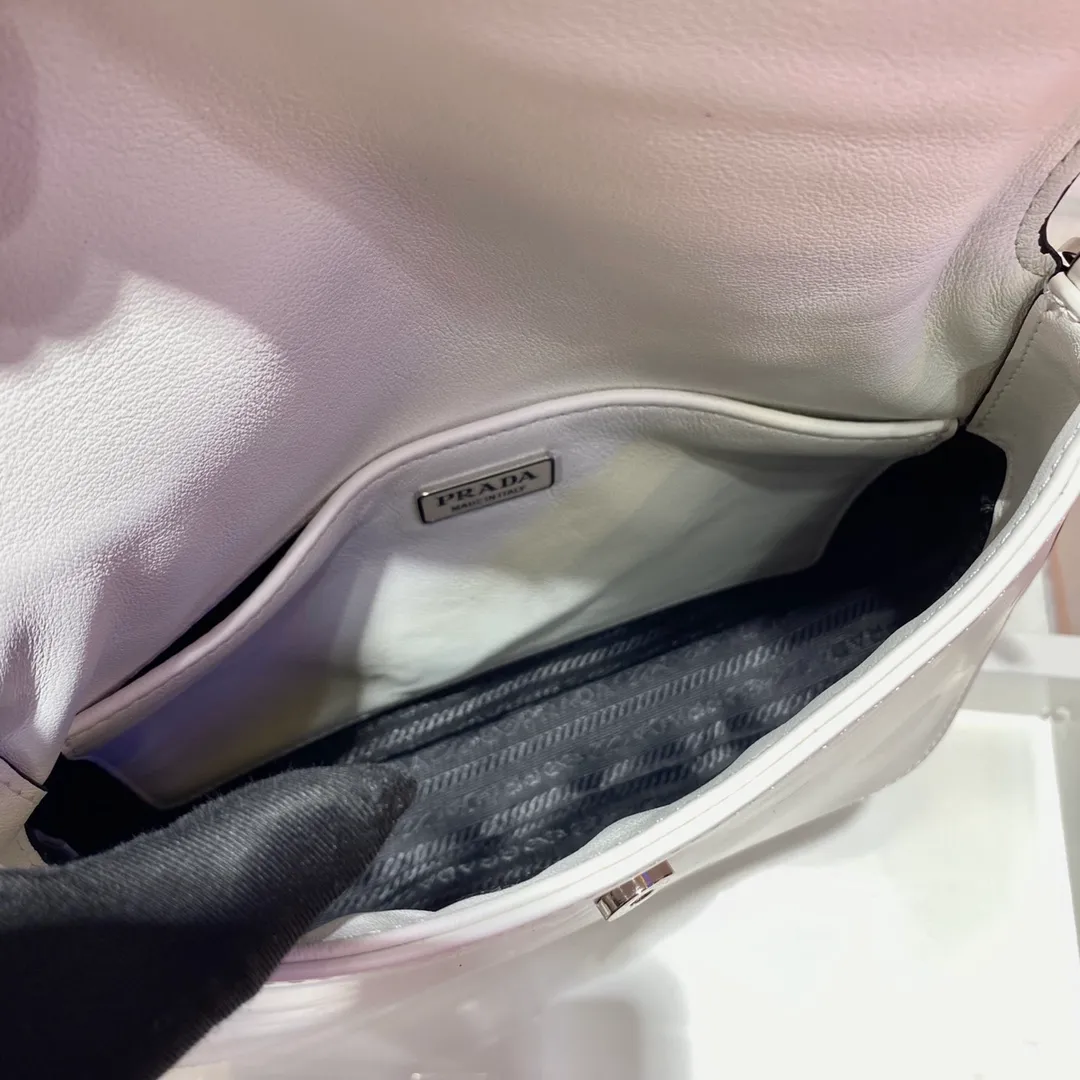 💰1320🎉Large Flap/Double Shoulder Straps🎉New Second-hand Underarm Bag/Large Flap😘😘 This year’s popular flip-top second-hand armpit bag has always been very popular. This double shoulder strap design is so practical👏It can be carried on the shoulder/crossbody, I love it😘, the whole leather is delicate and smooth, the special-shaped bag design is cool and fashionable, the capacity is sufficient, and it is light and can be packed It’s perfect without being outdated. It has a retro-feel concave shape. Another popular model for internet celebrities🙊🙊 Style number: 1BD303, length 24x height 19x bottom 6cm