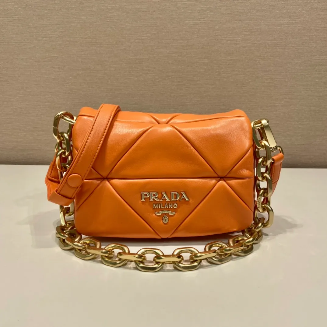 💰1700🎉New style🎉1BD292A🎉🎉 This System soft lambskin shoulder bag is decorated with a triangular pattern created with gorgeous stitching, highlighting the brand's craftsmanship. The flip cover design, chain handle evokes the association of jewelry/and is detachable. The metal lettering logo on the front is outlined with the iconic triangular stitching, and the brand style is immediately visible. Can be carried by hand/shoulder strap/cross-body, highly functional👍 If you like babies, hurry up and get it🎉🎉 Length 21x Height 15x Bottom 6.5cm🎉🎉🎉👏👏👏