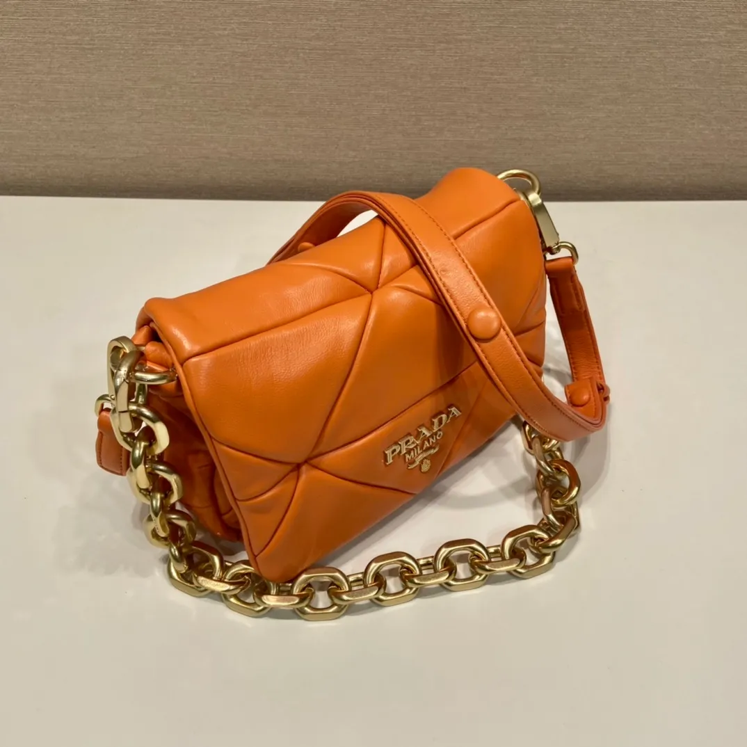 💰1700🎉New style🎉1BD292A🎉🎉 This System soft lambskin shoulder bag is decorated with a triangular pattern created with gorgeous stitching, highlighting the brand's craftsmanship. The flip cover design, chain handle evokes the association of jewelry/and is detachable. The metal lettering logo on the front is outlined with the iconic triangular stitching, and the brand style is immediately visible. Can be carried by hand/shoulder strap/cross-body, highly functional👍 If you like babies, hurry up and get it🎉🎉 Length 21x Height 15x Bottom 6.5cm🎉🎉🎉👏👏👏