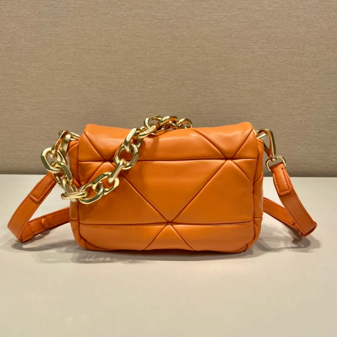 💰1700🎉New style🎉1BD292A🎉🎉 This System soft lambskin shoulder bag is decorated with a triangular pattern created with gorgeous stitching, highlighting the brand's craftsmanship. The flip cover design, chain handle evokes the association of jewelry/and is detachable. The metal lettering logo on the front is outlined with the iconic triangular stitching, and the brand style is immediately visible. Can be carried by hand/shoulder strap/cross-body, highly functional👍 If you like babies, hurry up and get it🎉🎉 Length 21x Height 15x Bottom 6.5cm🎉🎉🎉👏👏👏