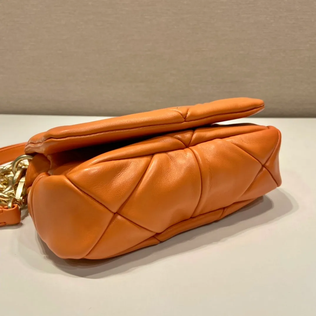 💰1700🎉New style🎉1BD292A🎉🎉 This System soft lambskin shoulder bag is decorated with a triangular pattern created with gorgeous stitching, highlighting the brand's craftsmanship. The flip cover design, chain handle evokes the association of jewelry/and is detachable. The metal lettering logo on the front is outlined with the iconic triangular stitching, and the brand style is immediately visible. Can be carried by hand/shoulder strap/cross-body, highly functional👍 If you like babies, hurry up and get it🎉🎉 Length 21x Height 15x Bottom 6.5cm🎉🎉🎉👏👏👏