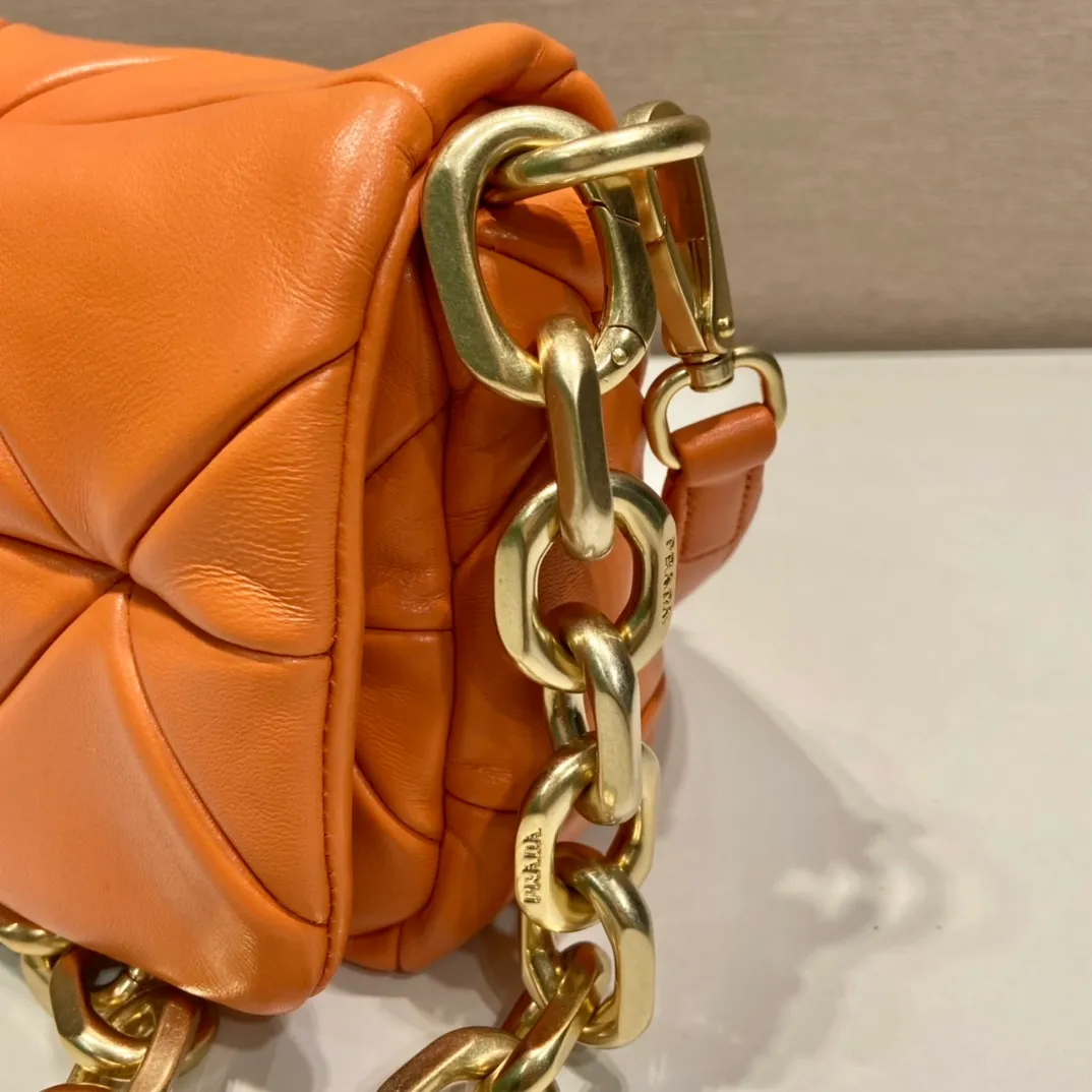 💰1700🎉New style🎉1BD292A🎉🎉 This System soft lambskin shoulder bag is decorated with a triangular pattern created with gorgeous stitching, highlighting the brand's craftsmanship. The flip cover design, chain handle evokes the association of jewelry/and is detachable. The metal lettering logo on the front is outlined with the iconic triangular stitching, and the brand style is immediately visible. Can be carried by hand/shoulder strap/cross-body, highly functional👍 If you like babies, hurry up and get it🎉🎉 Length 21x Height 15x Bottom 6.5cm🎉🎉🎉👏👏👏