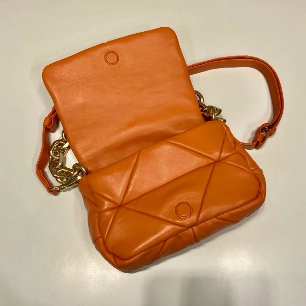 💰1700🎉New style🎉1BD292A🎉🎉 This System soft lambskin shoulder bag is decorated with a triangular pattern created with gorgeous stitching, highlighting the brand's craftsmanship. The flip cover design, chain handle evokes the association of jewelry/and is detachable. The metal lettering logo on the front is outlined with the iconic triangular stitching, and the brand style is immediately visible. Can be carried by hand/shoulder strap/cross-body, highly functional👍 If you like babies, hurry up and get it🎉🎉 Length 21x Height 15x Bottom 6.5cm🎉🎉🎉👏👏👏