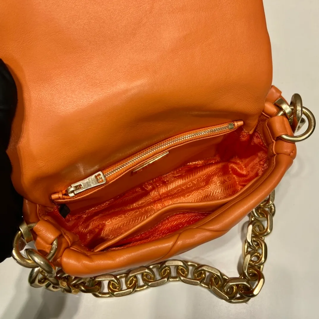 💰1700🎉New style🎉1BD292A🎉🎉 This System soft lambskin shoulder bag is decorated with a triangular pattern created with gorgeous stitching, highlighting the brand's craftsmanship. The flip cover design, chain handle evokes the association of jewelry/and is detachable. The metal lettering logo on the front is outlined with the iconic triangular stitching, and the brand style is immediately visible. Can be carried by hand/shoulder strap/cross-body, highly functional👍 If you like babies, hurry up and get it🎉🎉 Length 21x Height 15x Bottom 6.5cm🎉🎉🎉👏👏👏