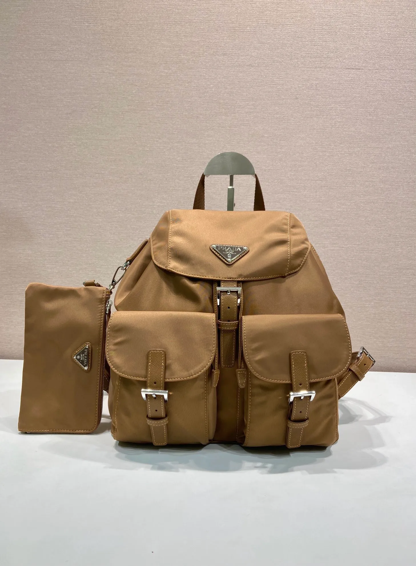 💰1120🎉New Backpack🎉1BZ811👍👍This nylon backpack is trimmed with exquisite Saffiano leather, a blend of multiple materials, and decorated with a triangle logo, highlighting fashionable elegance. It also comes with a detachable small handbag😘😘Light and practical, the upper body effect is super stylish, and it can be matched at will😘😘Fully upgraded nylon fabric👍👍Length 30x Height 32x Bottom 15cm👏👏👏💰💰💰