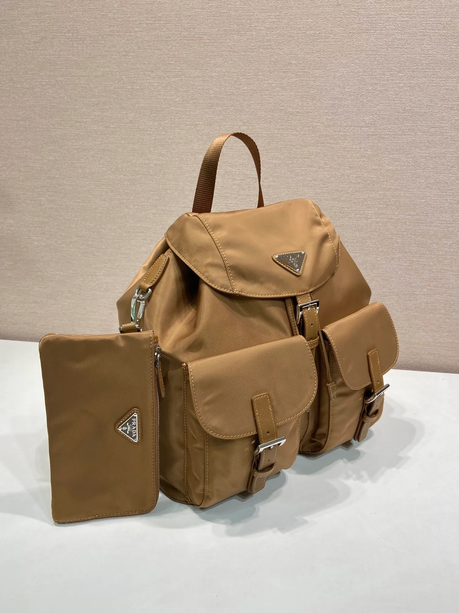 💰1120🎉New Backpack🎉1BZ811👍👍This nylon backpack is trimmed with exquisite Saffiano leather, a blend of multiple materials, and decorated with a triangle logo, highlighting fashionable elegance. It also comes with a detachable small handbag😘😘Light and practical, the upper body effect is super stylish, and it can be matched at will😘😘Fully upgraded nylon fabric👍👍Length 30x Height 32x Bottom 15cm👏👏👏💰💰💰