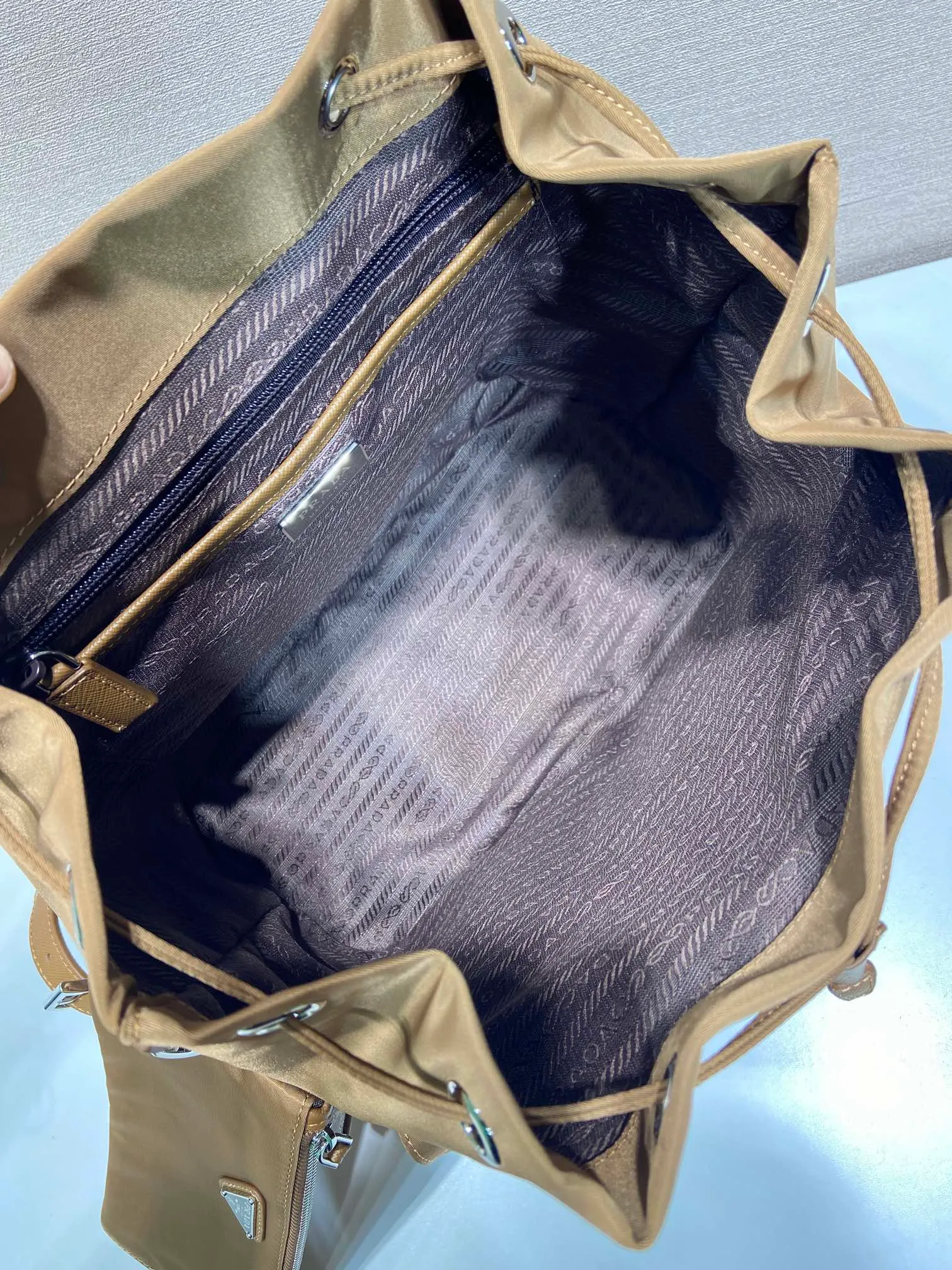 💰1120🎉New Backpack🎉1BZ811👍👍This nylon backpack is trimmed with exquisite Saffiano leather, a blend of multiple materials, and decorated with a triangle logo, highlighting fashionable elegance. It also comes with a detachable small handbag😘😘Light and practical, the upper body effect is super stylish, and it can be matched at will😘😘Fully upgraded nylon fabric👍👍Length 30x Height 32x Bottom 15cm👏👏👏💰💰💰