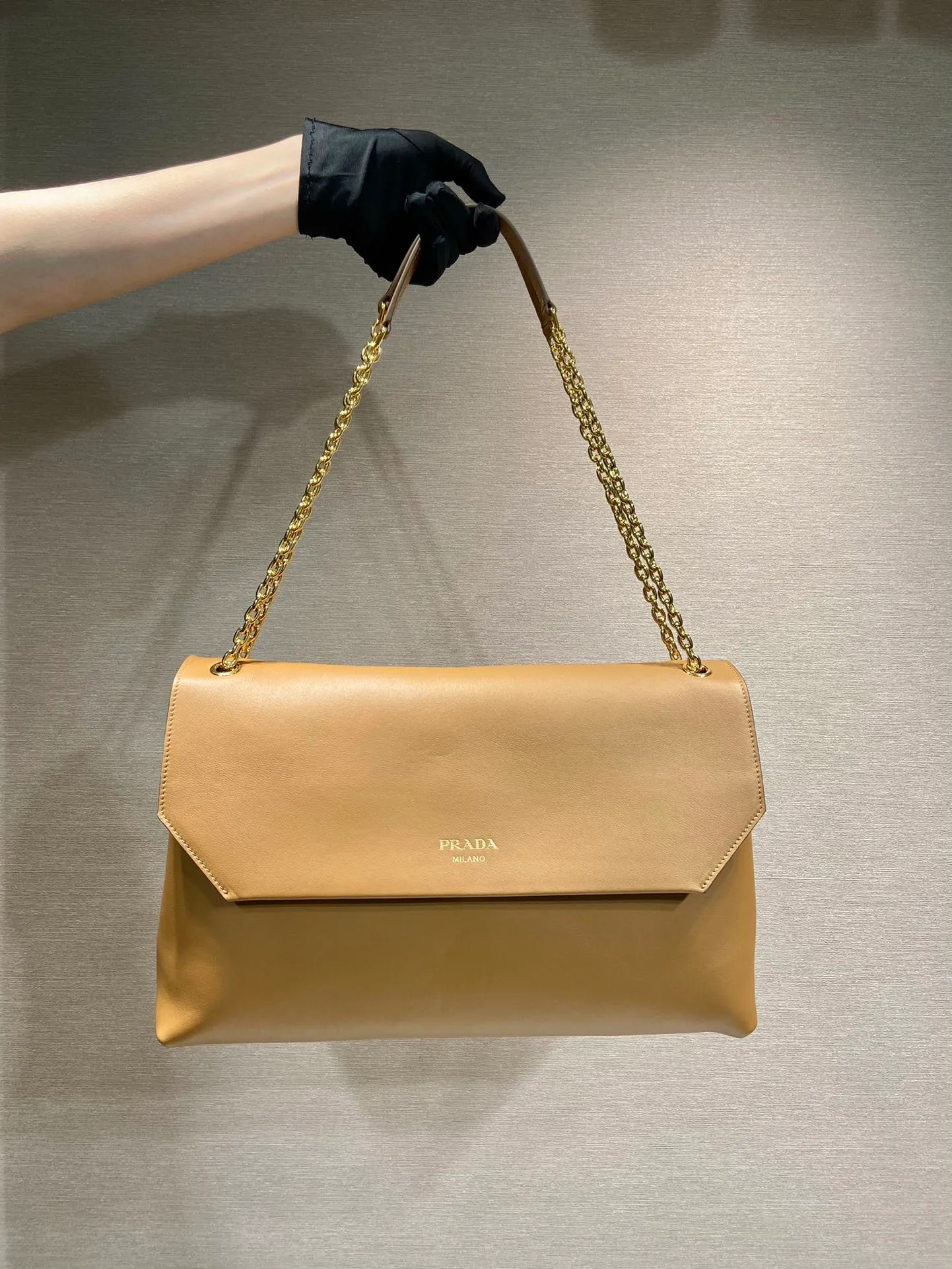 💰2000🎉New product🎉1BD368 women's model🎉🎉 This new women's bag is made of imported calfskin with imported lambskin inside. With a flip-top design, the iron strap can be lengthened or shortened, and can be carried on the shoulder or across the body. It can be exchanged on different occasions, the space is large, and the upper body effect is very beautiful👍👍Hurry up and get it, it is worth owning. 👏👏 Length 38x Height 23x Bottom 12cm👏👏👏🎉🎉🎉