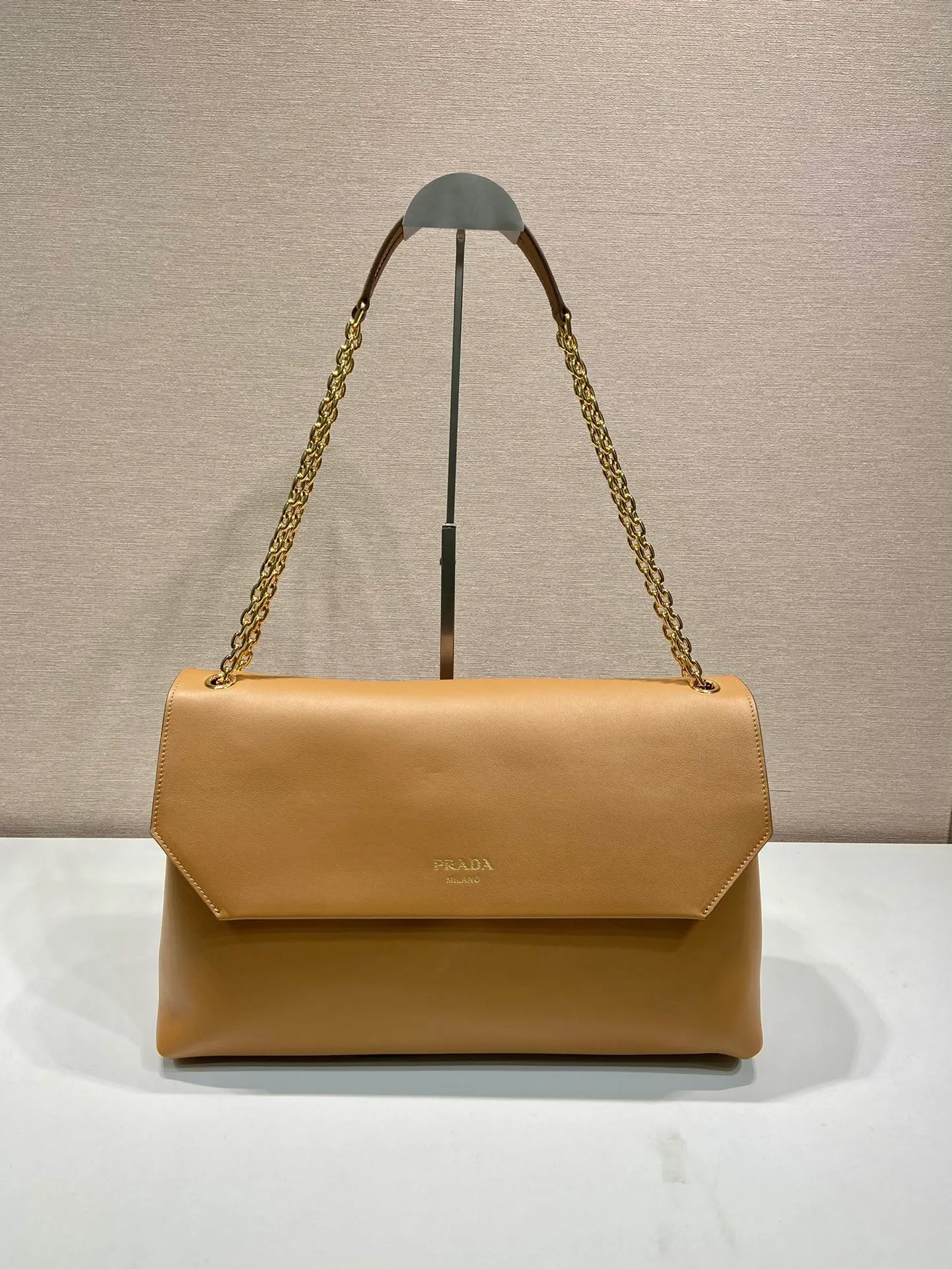 💰2000🎉New product🎉1BD368 women's model🎉🎉 This new women's bag is made of imported calfskin with imported lambskin inside. With a flip-top design, the iron strap can be lengthened or shortened, and can be carried on the shoulder or across the body. It can be exchanged on different occasions, the space is large, and the upper body effect is very beautiful👍👍Hurry up and get it, it is worth owning. 👏👏 Length 38x Height 23x Bottom 12cm👏👏👏🎉🎉🎉