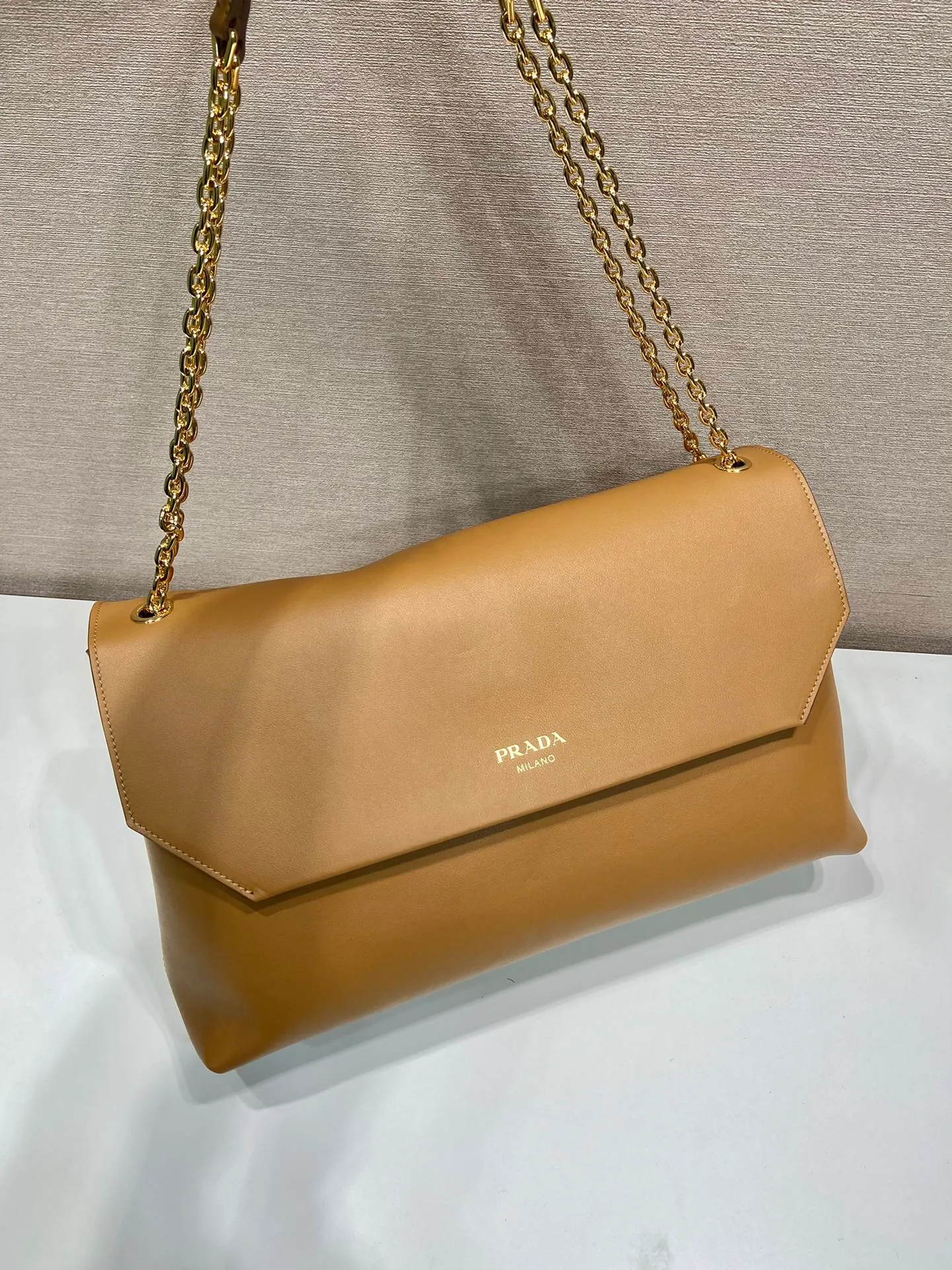💰2000🎉New product🎉1BD368 women's model🎉🎉 This new women's bag is made of imported calfskin with imported lambskin inside. With a flip-top design, the iron strap can be lengthened or shortened, and can be carried on the shoulder or across the body. It can be exchanged on different occasions, the space is large, and the upper body effect is very beautiful👍👍Hurry up and get it, it is worth owning. 👏👏 Length 38x Height 23x Bottom 12cm👏👏👏🎉🎉🎉
