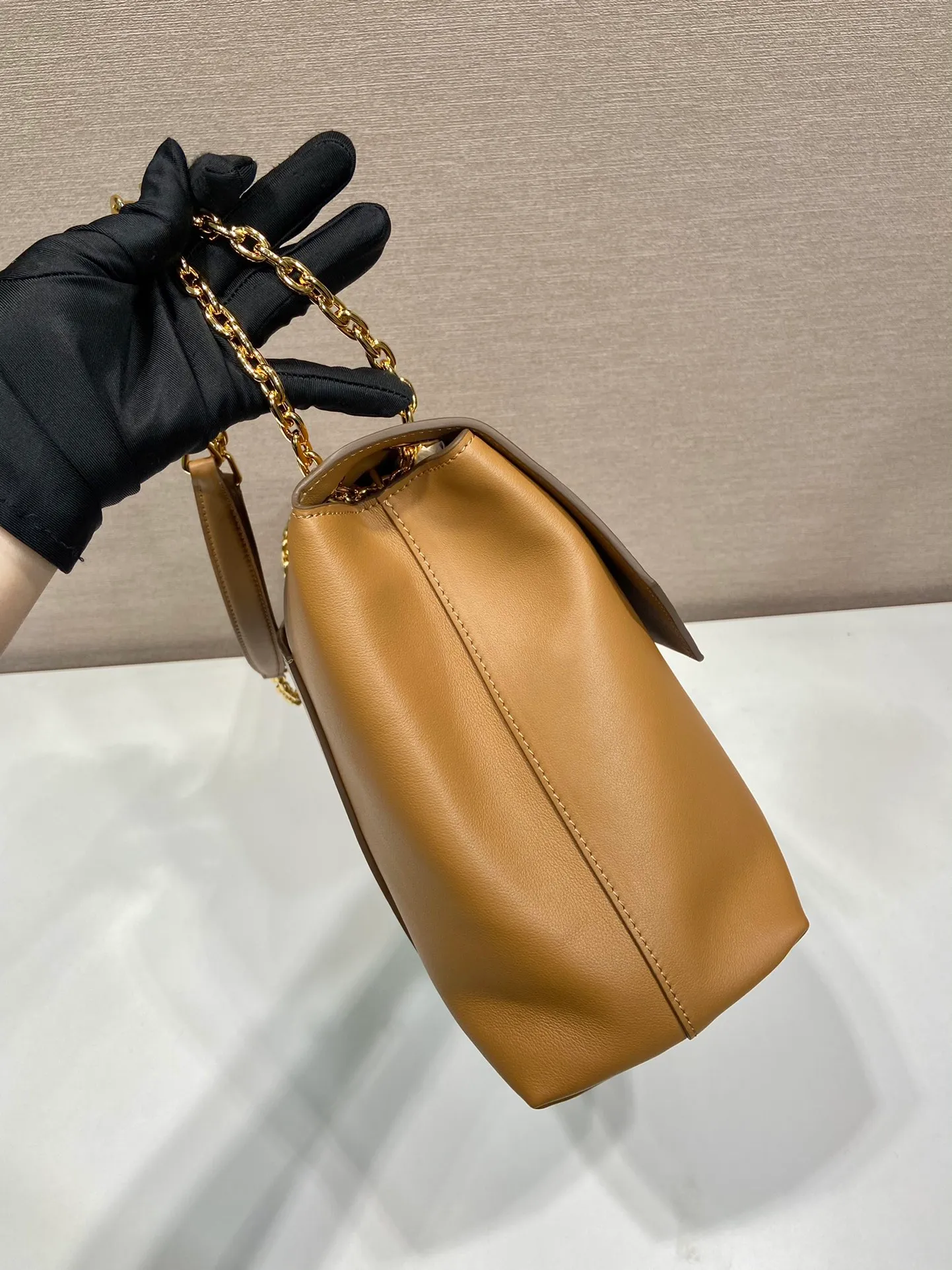 💰2000🎉New product🎉1BD368 women's model🎉🎉 This new women's bag is made of imported calfskin with imported lambskin inside. With a flip-top design, the iron strap can be lengthened or shortened, and can be carried on the shoulder or across the body. It can be exchanged on different occasions, the space is large, and the upper body effect is very beautiful👍👍Hurry up and get it, it is worth owning. 👏👏 Length 38x Height 23x Bottom 12cm👏👏👏🎉🎉🎉