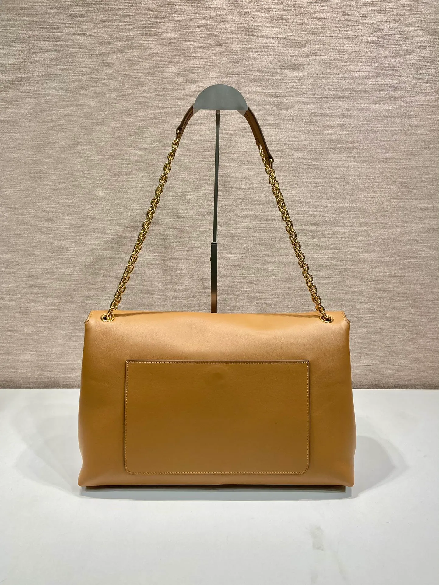 💰2000🎉New product🎉1BD368 women's model🎉🎉 This new women's bag is made of imported calfskin with imported lambskin inside. With a flip-top design, the iron strap can be lengthened or shortened, and can be carried on the shoulder or across the body. It can be exchanged on different occasions, the space is large, and the upper body effect is very beautiful👍👍Hurry up and get it, it is worth owning. 👏👏 Length 38x Height 23x Bottom 12cm👏👏👏🎉🎉🎉