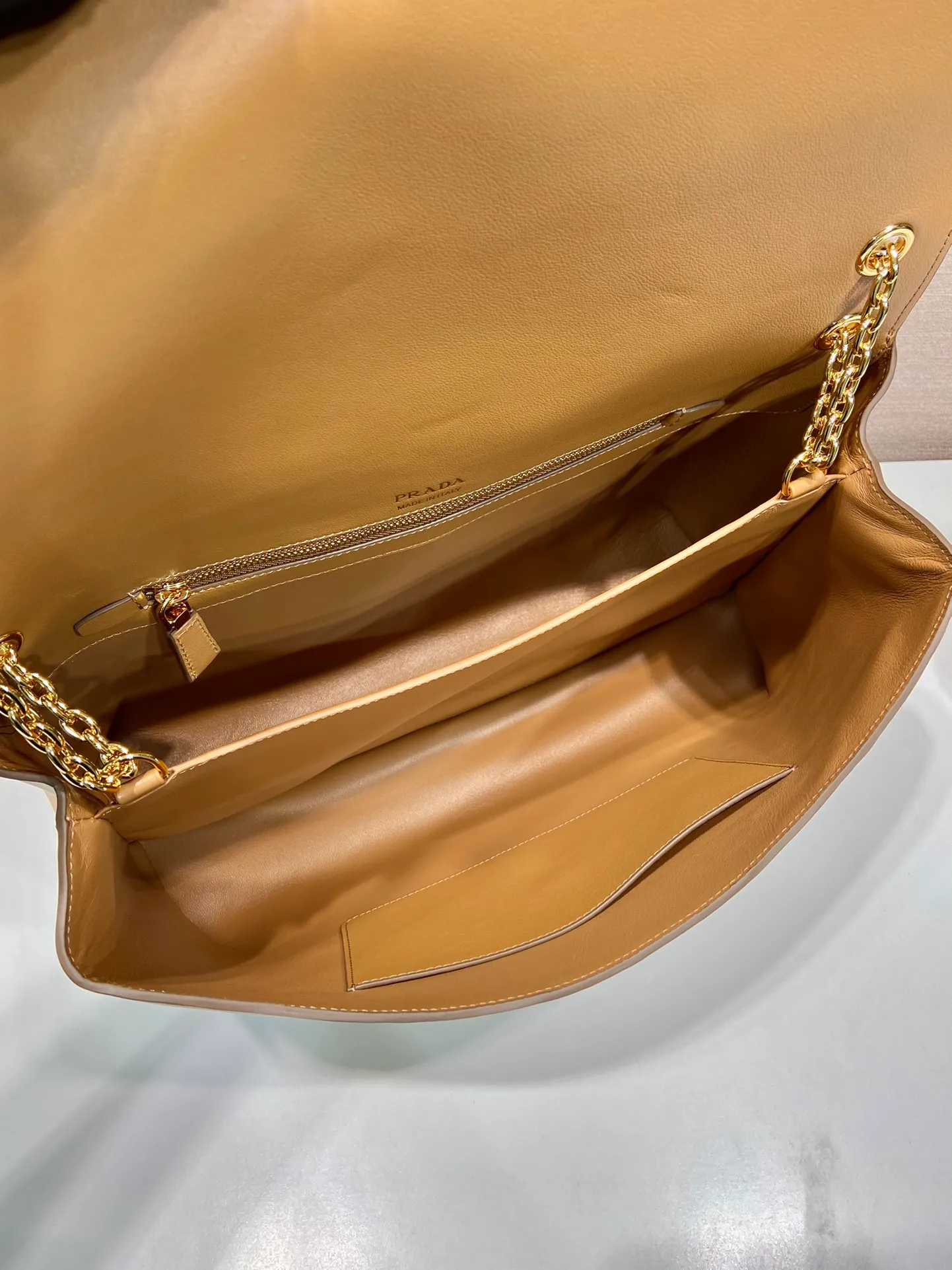 💰2000🎉New product🎉1BD368 women's model🎉🎉 This new women's bag is made of imported calfskin with imported lambskin inside. With a flip-top design, the iron strap can be lengthened or shortened, and can be carried on the shoulder or across the body. It can be exchanged on different occasions, the space is large, and the upper body effect is very beautiful👍👍Hurry up and get it, it is worth owning. 👏👏 Length 38x Height 23x Bottom 12cm👏👏👏🎉🎉🎉