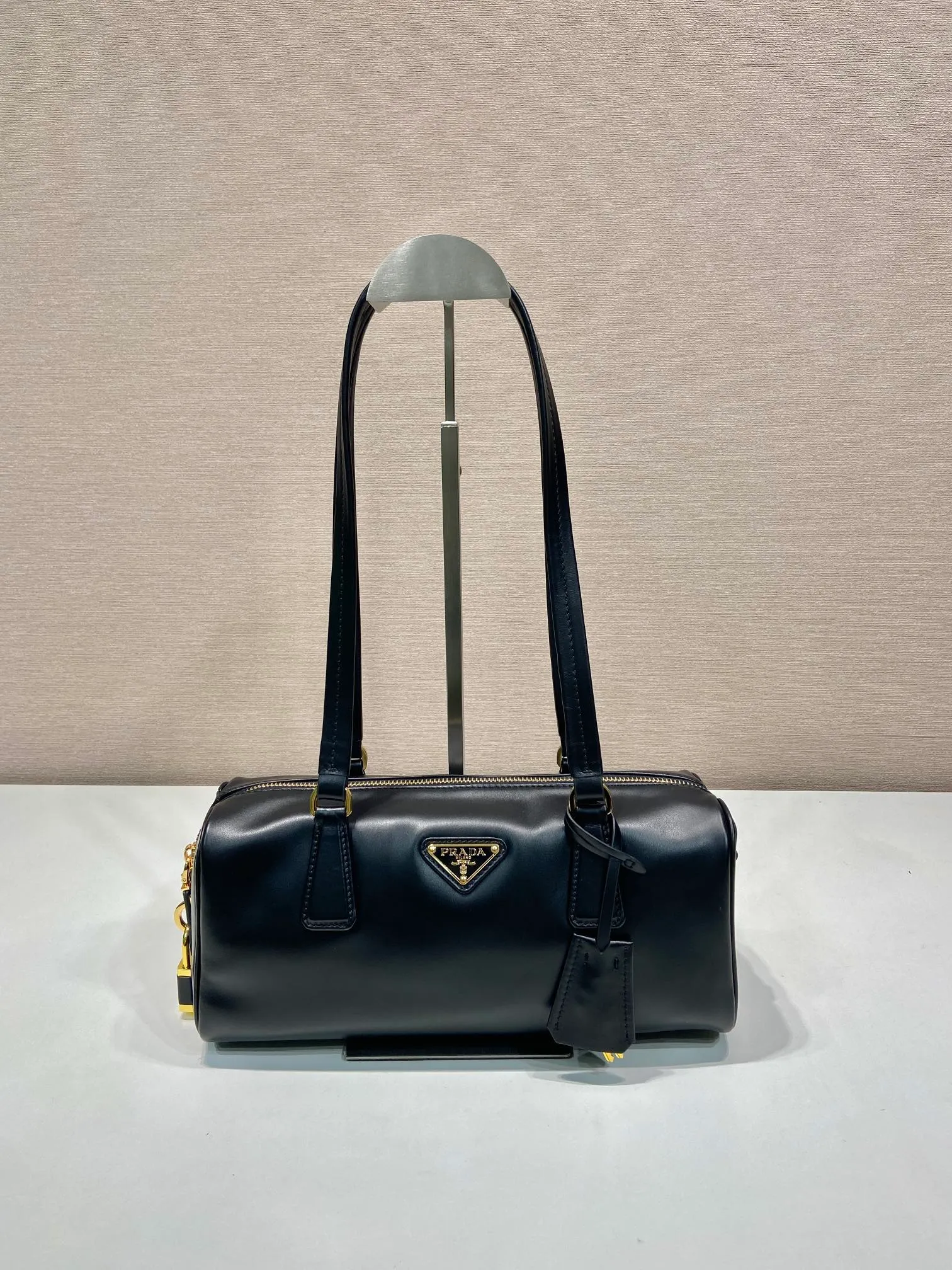 💰1640🎉Padlock women's model🎉1BB127 new product🎉🎉 This handbag is made of imported calfskin and imported sheepskin inside. The exquisite and versatile silhouette highlights the essence. Paired with gold metal hardware, the zipper closure has an elegant padlock, making it even more chic. It has large capacity and can be carried by hand or on the shoulder. Baby, hurry up and get it🎉🎉 Length 29x Height 12.5x Bottom 10cm🎉🎉