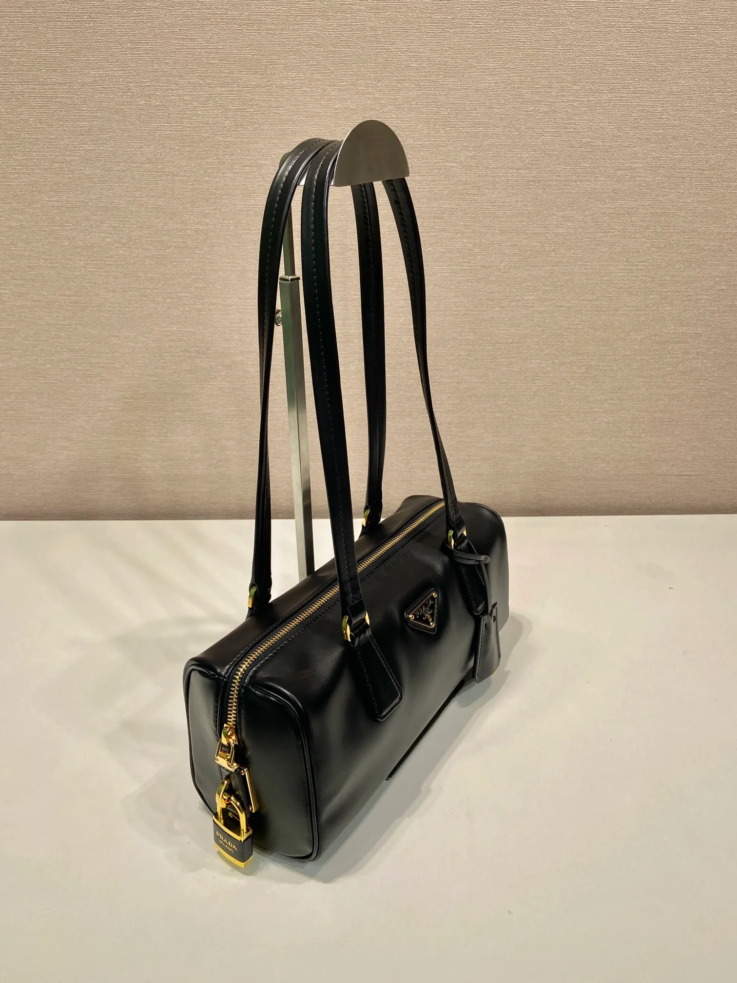 💰1640🎉Padlock women's model🎉1BB127 new product🎉🎉 This handbag is made of imported calfskin and imported sheepskin inside. The exquisite and versatile silhouette highlights the essence. Paired with gold metal hardware, the zipper closure has an elegant padlock, making it even more chic. It has large capacity and can be carried by hand or on the shoulder. Baby, hurry up and get it🎉🎉 Length 29x Height 12.5x Bottom 10cm🎉🎉