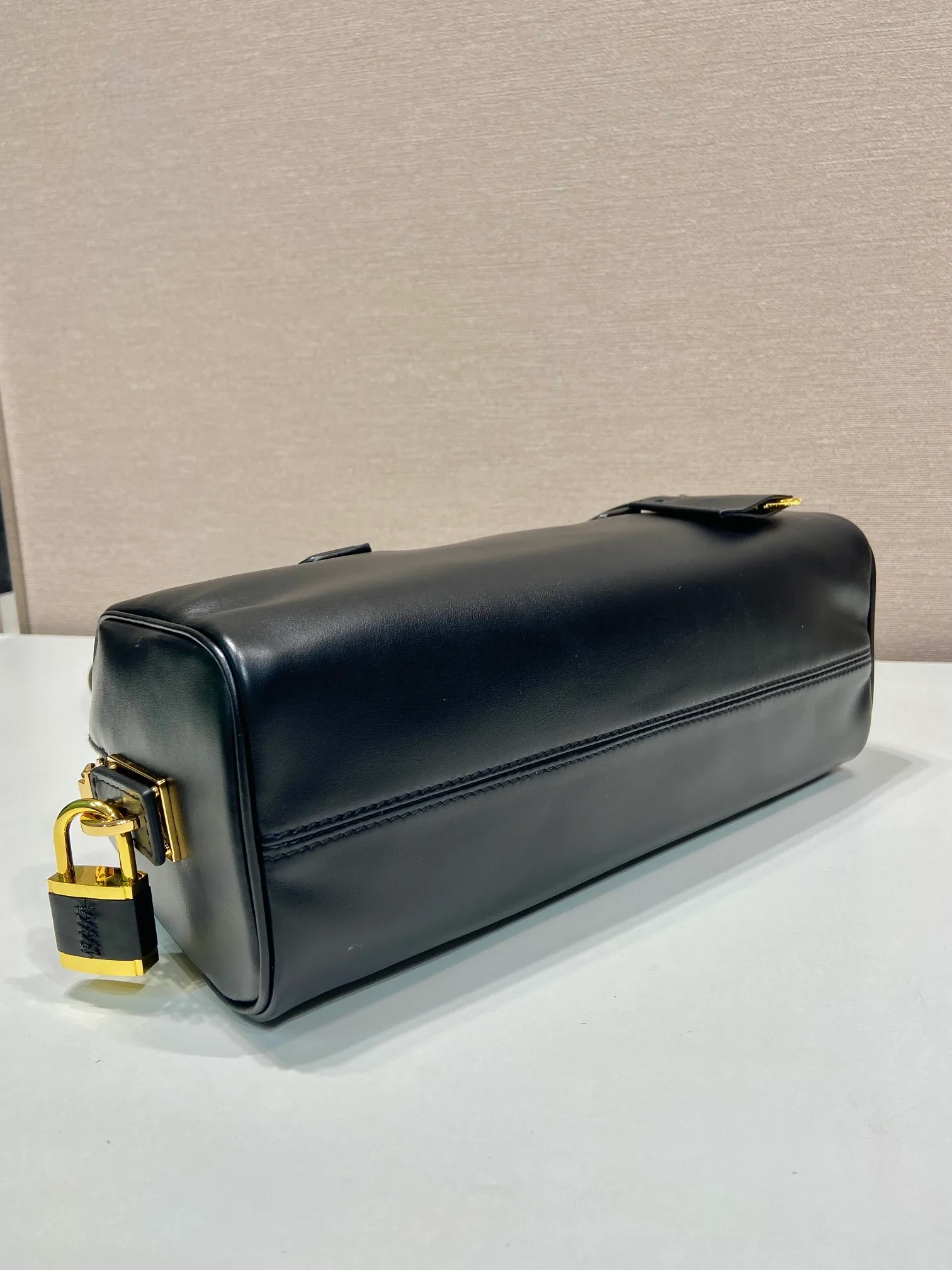 💰1640🎉Padlock women's model🎉1BB127 new product🎉🎉 This handbag is made of imported calfskin and imported sheepskin inside. The exquisite and versatile silhouette highlights the essence. Paired with gold metal hardware, the zipper closure has an elegant padlock, making it even more chic. It has large capacity and can be carried by hand or on the shoulder. Baby, hurry up and get it🎉🎉 Length 29x Height 12.5x Bottom 10cm🎉🎉