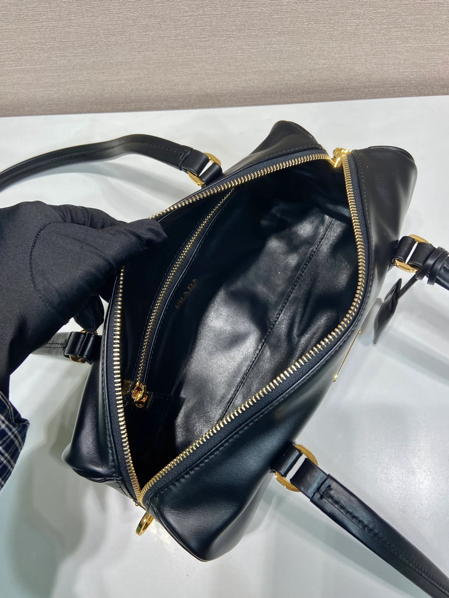 💰1640🎉Padlock women's model🎉1BB127 new product🎉🎉 This handbag is made of imported calfskin and imported sheepskin inside. The exquisite and versatile silhouette highlights the essence. Paired with gold metal hardware, the zipper closure has an elegant padlock, making it even more chic. It has large capacity and can be carried by hand or on the shoulder. Baby, hurry up and get it🎉🎉 Length 29x Height 12.5x Bottom 10cm🎉🎉