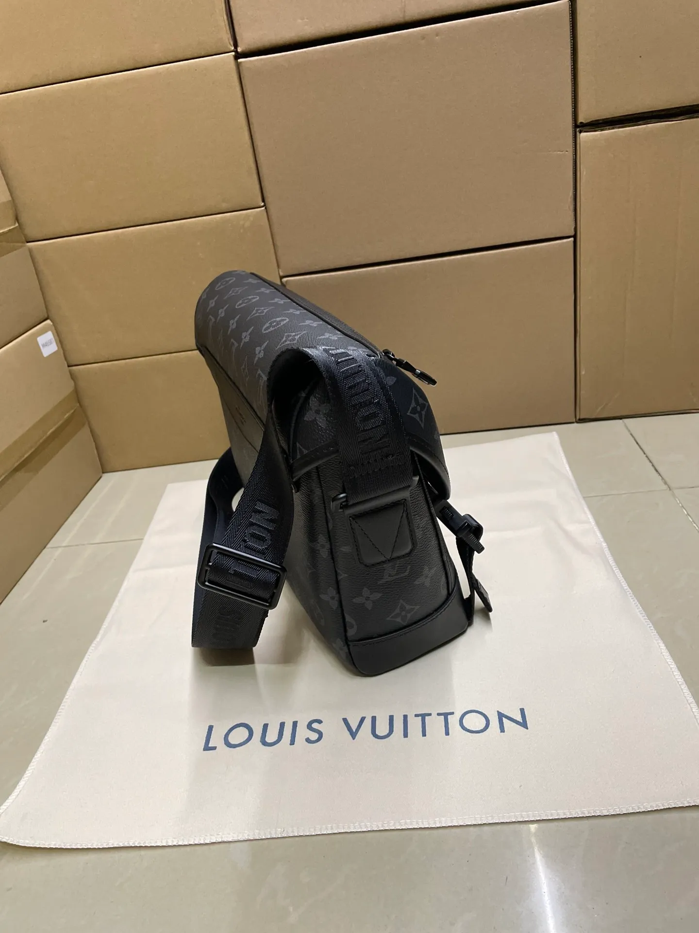 P¥820👉nfc163C01 dynamic chip version👈 [Top inspection-free all-steel hardware] M12517 black flower Voyager small messenger bag is made of Monogram Eclipse canvas to create a comfortable and portable configuration, which can easily accommodate tablets, chargers and other daily needs. The quick-release buckle features the LV monogram, and the adjustable shoulder strap allows for shoulder or cross-body wear. 22.5 x 11 x 33 cm (height x width x length)