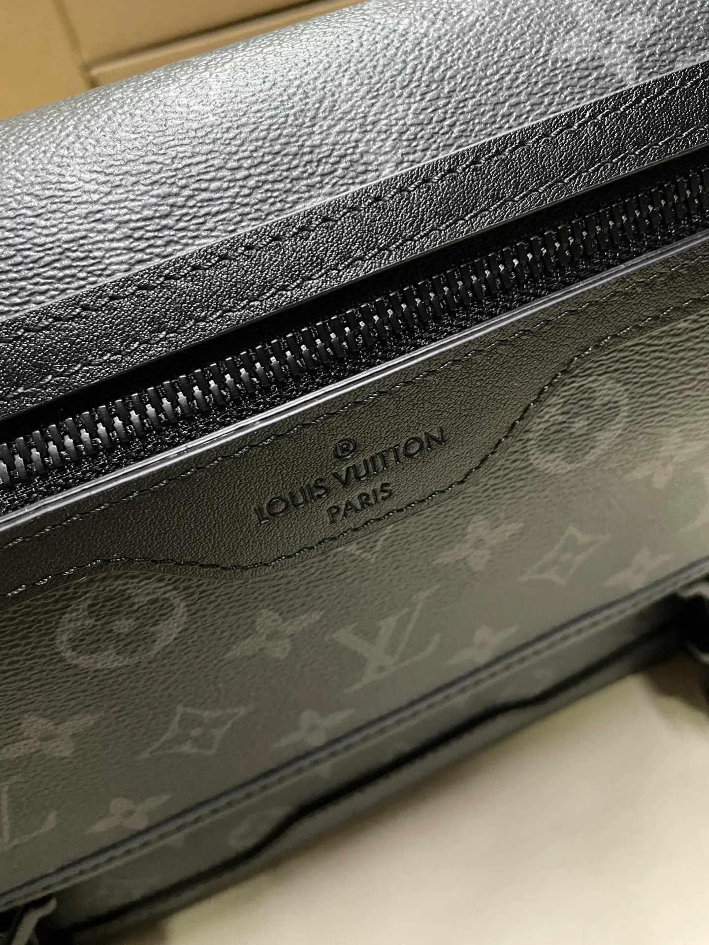 P¥820👉nfc163C01 dynamic chip version👈 [Top inspection-free all-steel hardware] M12517 black flower Voyager small messenger bag is made of Monogram Eclipse canvas to create a comfortable and portable configuration, which can easily accommodate tablets, chargers and other daily needs. The quick-release buckle features the LV monogram, and the adjustable shoulder strap allows for shoulder or cross-body wear. 22.5 x 11 x 33 cm (height x width x length)