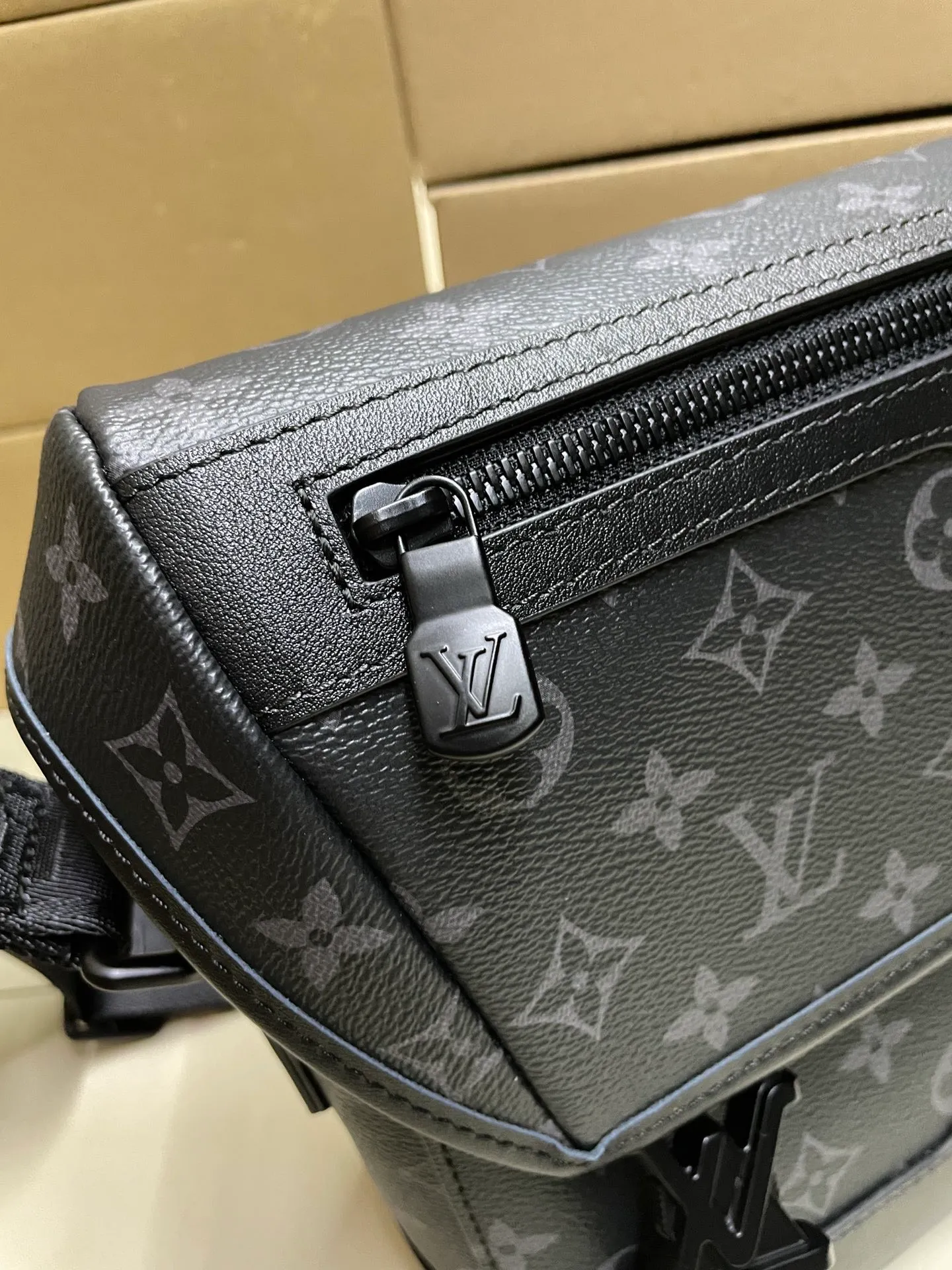 P¥820👉nfc163C01 dynamic chip version👈 [Top inspection-free all-steel hardware] M12517 black flower Voyager small messenger bag is made of Monogram Eclipse canvas to create a comfortable and portable configuration, which can easily accommodate tablets, chargers and other daily needs. The quick-release buckle features the LV monogram, and the adjustable shoulder strap allows for shoulder or cross-body wear. 22.5 x 11 x 33 cm (height x width x length)