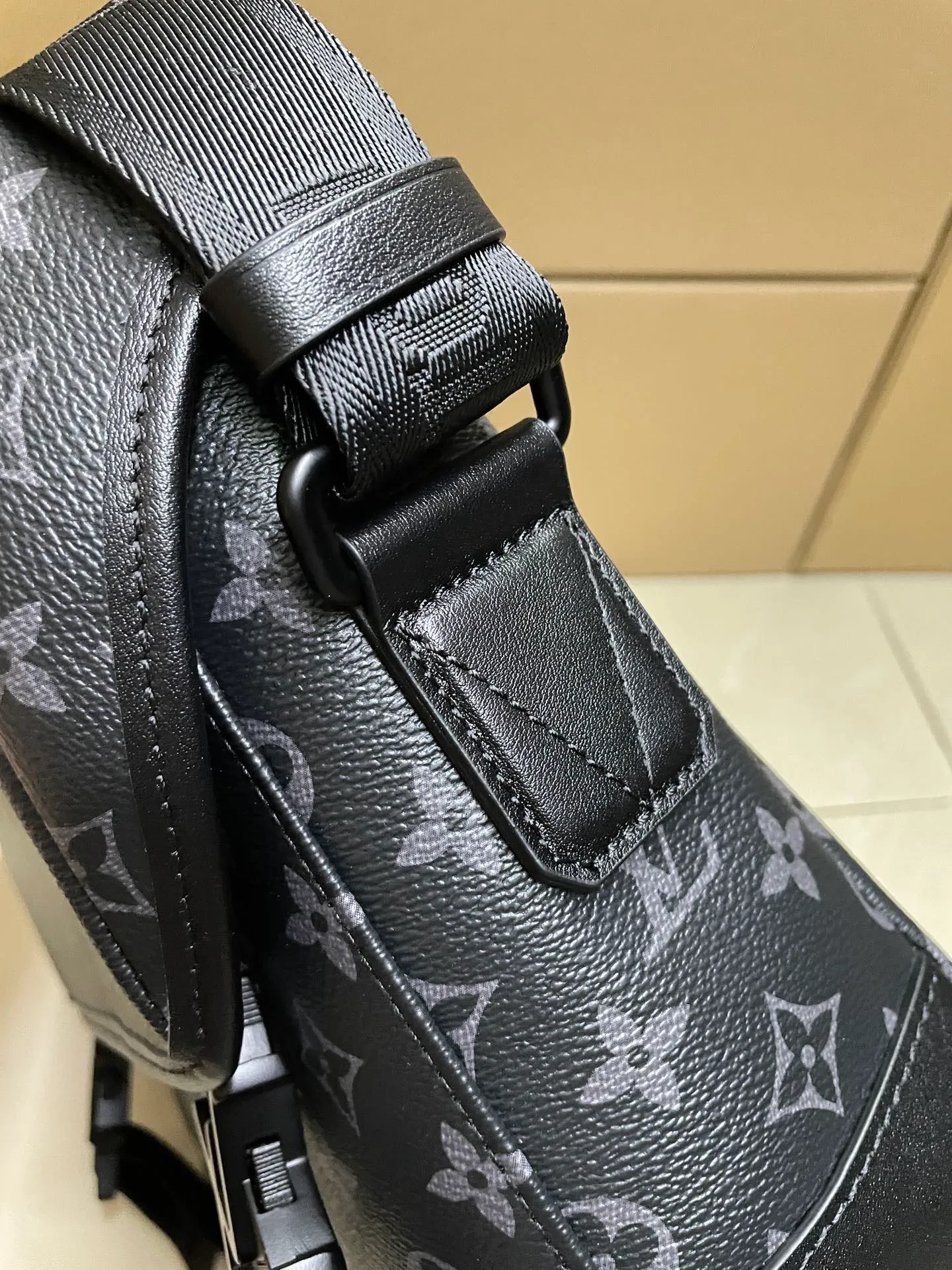 P¥820👉nfc163C01 dynamic chip version👈 [Top inspection-free all-steel hardware] M12517 black flower Voyager small messenger bag is made of Monogram Eclipse canvas to create a comfortable and portable configuration, which can easily accommodate tablets, chargers and other daily needs. The quick-release buckle features the LV monogram, and the adjustable shoulder strap allows for shoulder or cross-body wear. 22.5 x 11 x 33 cm (height x width x length)