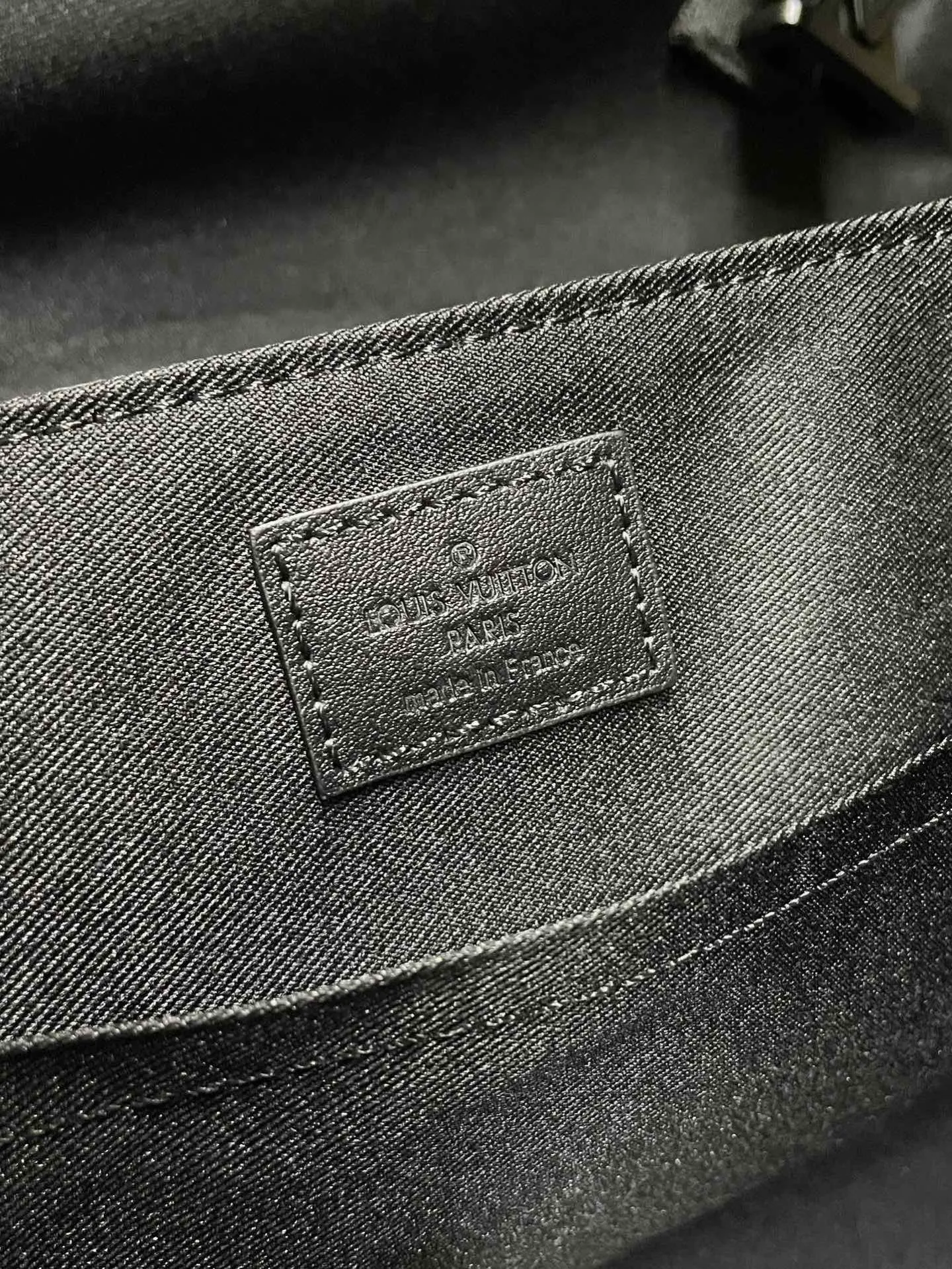 P¥820👉nfc163C01 dynamic chip version👈 [Top inspection-free all-steel hardware] M12517 black flower Voyager small messenger bag is made of Monogram Eclipse canvas to create a comfortable and portable configuration, which can easily accommodate tablets, chargers and other daily needs. The quick-release buckle features the LV monogram, and the adjustable shoulder strap allows for shoulder or cross-body wear. 22.5 x 11 x 33 cm (height x width x length)