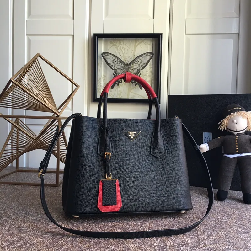 💰2040, P’s classic model 1BG775 black, arrived in [color][color][color], fully upgraded, using imported thick cross-grain cow + contrasting calf leather inside, top brushed hardware, color matching handle, 175 OEM code, a timeless shopping bag [naughty][naughty][naughty], fashionable and generous, length 33x height 24.5x bottom 14cm,