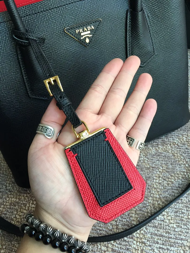 💰2040, P’s classic model 1BG775 black, arrived in [color][color][color], fully upgraded, using imported thick cross-grain cow + contrasting calf leather inside, top brushed hardware, color matching handle, 175 OEM code, a timeless shopping bag [naughty][naughty][naughty], fashionable and generous, length 33x height 24.5x bottom 14cm,