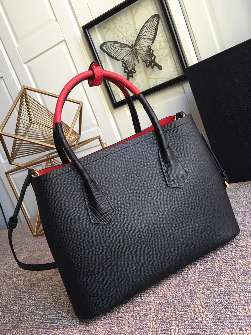 💰2040, P’s classic model 1BG775 black, arrived in [color][color][color], fully upgraded, using imported thick cross-grain cow + contrasting calf leather inside, top brushed hardware, color matching handle, 175 OEM code, a timeless shopping bag [naughty][naughty][naughty], fashionable and generous, length 33x height 24.5x bottom 14cm,