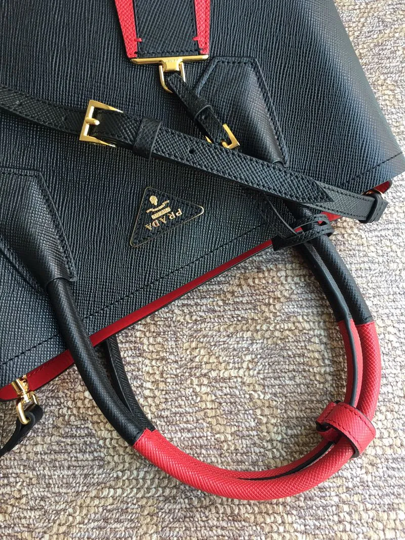 💰2040, P’s classic model 1BG775 black, arrived in [color][color][color], fully upgraded, using imported thick cross-grain cow + contrasting calf leather inside, top brushed hardware, color matching handle, 175 OEM code, a timeless shopping bag [naughty][naughty][naughty], fashionable and generous, length 33x height 24.5x bottom 14cm,