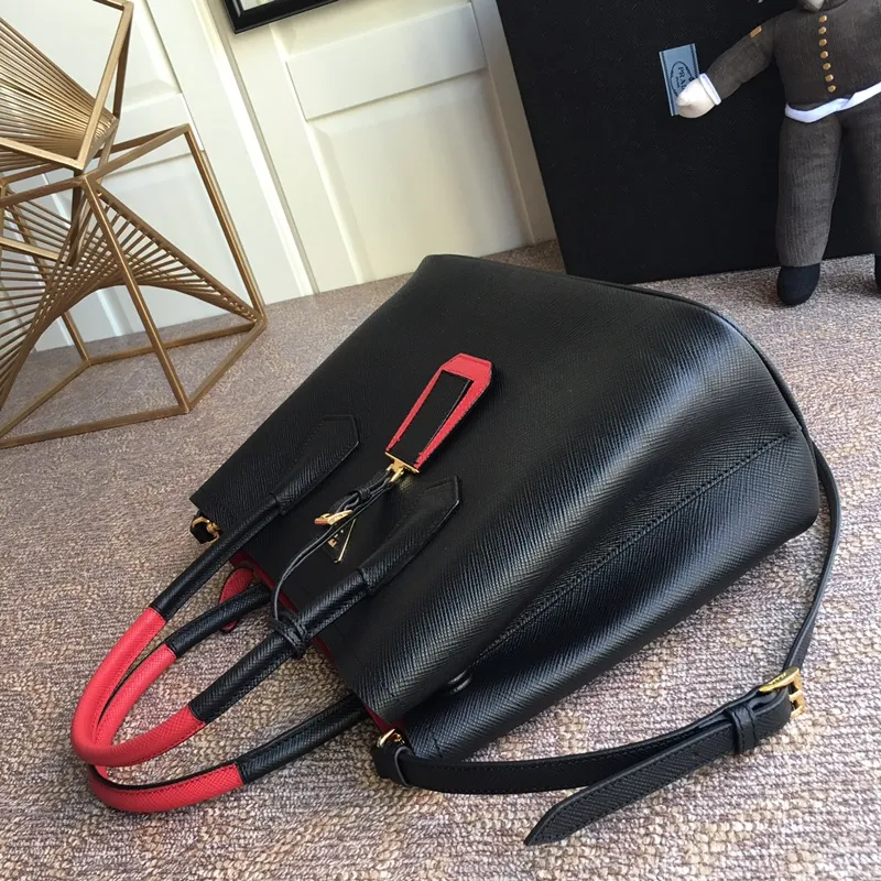 💰2040, P’s classic model 1BG775 black, arrived in [color][color][color], fully upgraded, using imported thick cross-grain cow + contrasting calf leather inside, top brushed hardware, color matching handle, 175 OEM code, a timeless shopping bag [naughty][naughty][naughty], fashionable and generous, length 33x height 24.5x bottom 14cm,