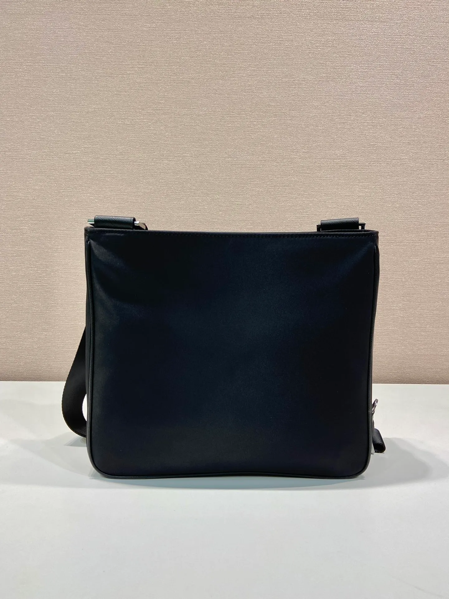 💰1020🎉New shoulder bag🎉2VH118🎉 This shoulder bag is made of Saffiano leather and Re-Nylon regenerated nylon. The square silhouette is unique. The bag features an adjustable webbing shoulder strap and zipper, and is decorated with the signature enameled metal triangle logo on the front for sophisticated detailing. Simple and elegant, it is a popular style that will never go out of style🎉🎉 28x height 25x bottom 6cm🎉🎉🎉👏👏👏